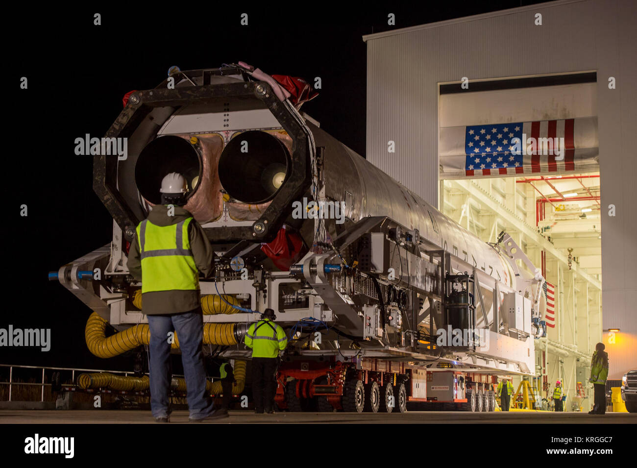 Ein Orbital Science Corporation Antares Rakete wird gesehen, wie es ausgeliefert wird der NASA Wallops Flight Facility Dienstag, 16 Dezember, 2013 Launch Pad-0 eine im Vorfeld einer Donnerstag starten, Wallops Island, VA. Die Antares wird eine Cygnus Raumfahrzeuge auf einem Cargo resupply Mission zur Internationalen Raumstation. Die Orbital-1 Mission ist Orbital Sciences' ersten vertraglich vereinbarten Fracht Lieferung Flug zur Raumstation für die NASA. Unter die Ladung an Bord Cygnus auf der Raumstation zu starten sind Experimente, crew Bestimmungen, Ersatzteile und andere Hardware. Start ist für 9:19 Uhr E Stockfoto