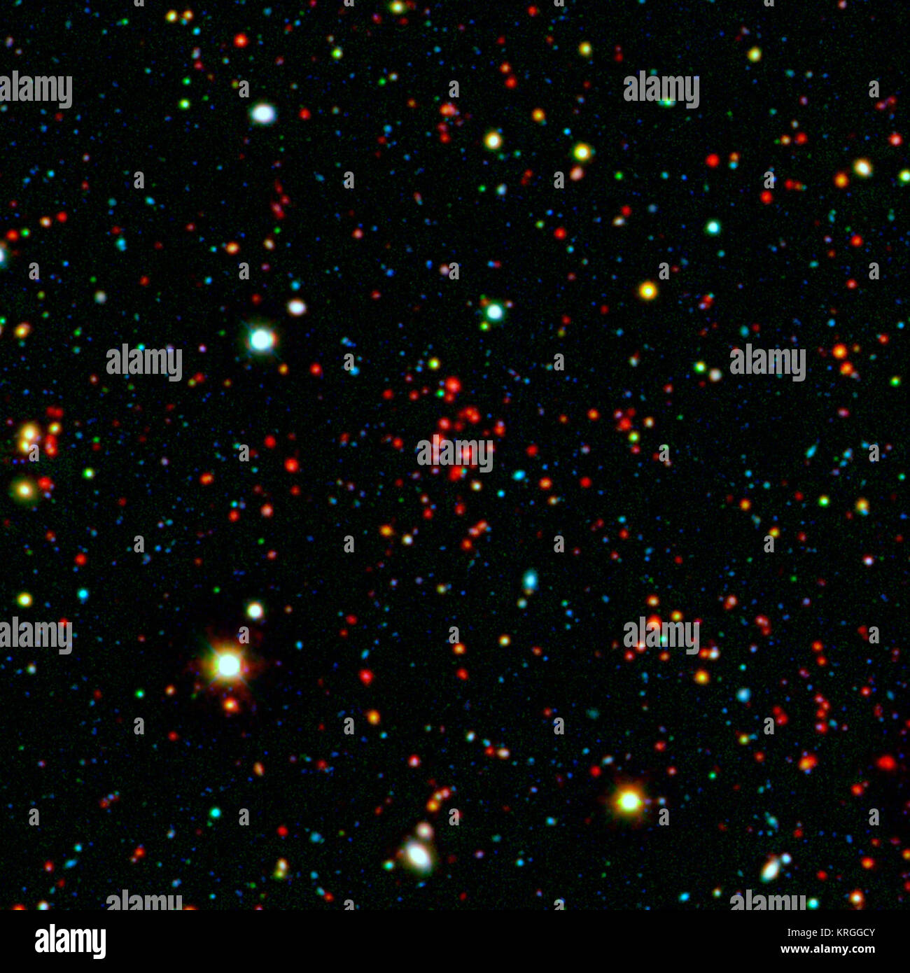 Die Sammlung der roten Punkte in der Nähe des Zentrums von dieses Bild einer von mehreren sehr fernen Galaxienhaufen durch die Kombination von Boden - entdeckt auf der Grundlage der optischen Daten aus der National Optical Astronomy Observatory Kitt Peak National Observatory mit Infrarot Daten von NASA's Spitzer Space Telescope gesehen. Dieser galaxienhaufen, genannt ISCS J 1434.7 +3519, ist ungefähr 9 Milliarden Lichtjahre von der Erde entfernt. Die große weiße und gelbe Punkte in diesem Bild sind Sterne in unserer Galaxie, während der Rest der kleinere Punkte entfernten Galaxien sind. Der Cluster, bestehend aus roten Punkte in der Nähe des Zentrum, umfasst mehr als 10 Stockfoto