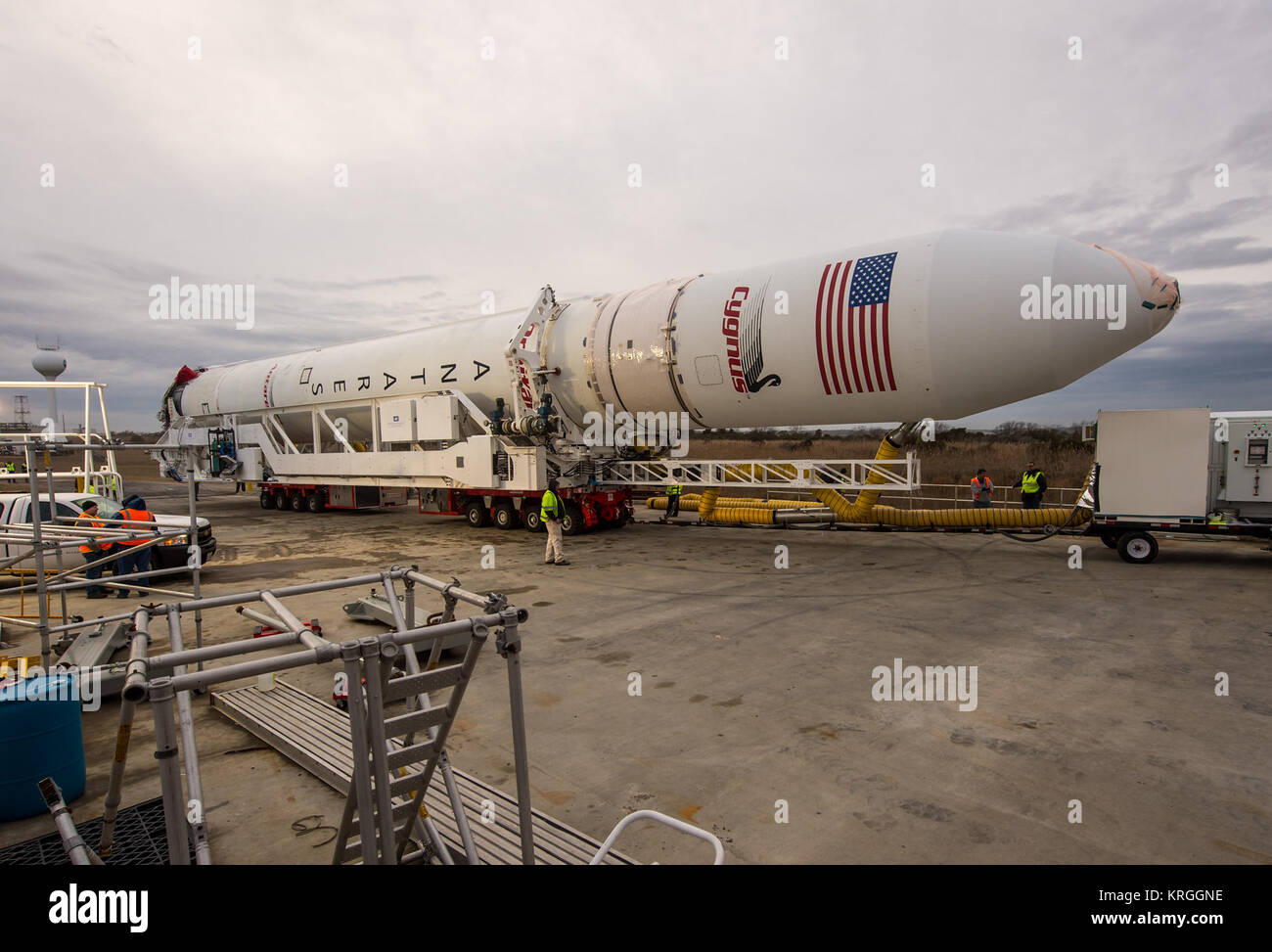 Die Orbital Sciences Corporation Antares Rakete wird gesehen, wie es ausgeliefert wird der NASA Wallops Flight Facility, Sonntag, 5. Januar 2014 im Vorfeld einer geplanten Mittwoch zum Launch Pad-0, 31.01.8., 1:32 Uhr EST, Wallops Island, VA. Die Antares wird eine Cygnus Raumfahrzeuge auf einem Cargo resupply Mission zur Internationalen Raumstation. Die Orbital-1 Mission ist Orbital Sciences' ersten vertraglich vereinbarten Fracht Lieferung Flug zur Raumstation für die NASA. Unter die Ladung an Bord Cygnus auf der Raumstation zu starten sind Experimente, crew Bestimmungen, Ersatzteile und andere Hardware. Ph Stockfoto