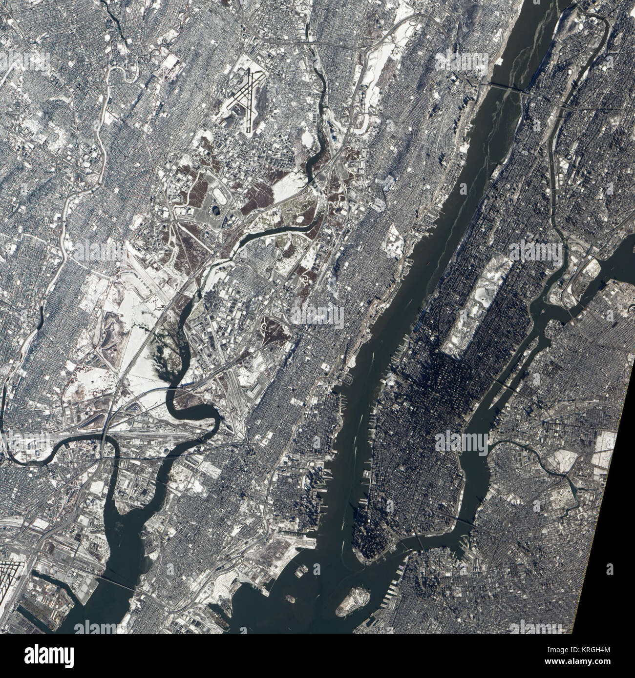 In seiner ersten 47 Jahre, der Super Bowl hat immer in einem warmen Ort oder drinnen gespielt worden. Miami und New Orleans haben jede bereitgestellte das Finale der American Football 10 Mal, und anderen warmen locales bewirtet haben 23 Spiele. Weitere vier Spiele wurden in Städten mit kalten und schneereichen Winter Klima - Indianapolis, Minnesota, und Detroit (zweimal) - gespielt, aber jedes Mal, wenn das Stadion hatte eine Kuppel. Am 2. Februar 2014, die National Football League wird seinen ersten Super Bowl an einem nördlichen, kaltem Wetter Stadion halten. Die fortschrittliche Land Bildeinheit auf der Erde beobachten-1-Satelliten der NASA erworben Stockfoto