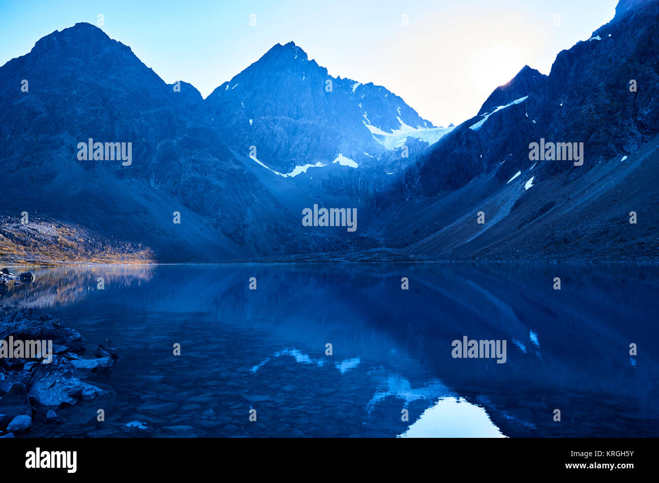 Der Blaue See, Blavatnet, Lyngen Alpen, Troms, Norwegen Stockfoto