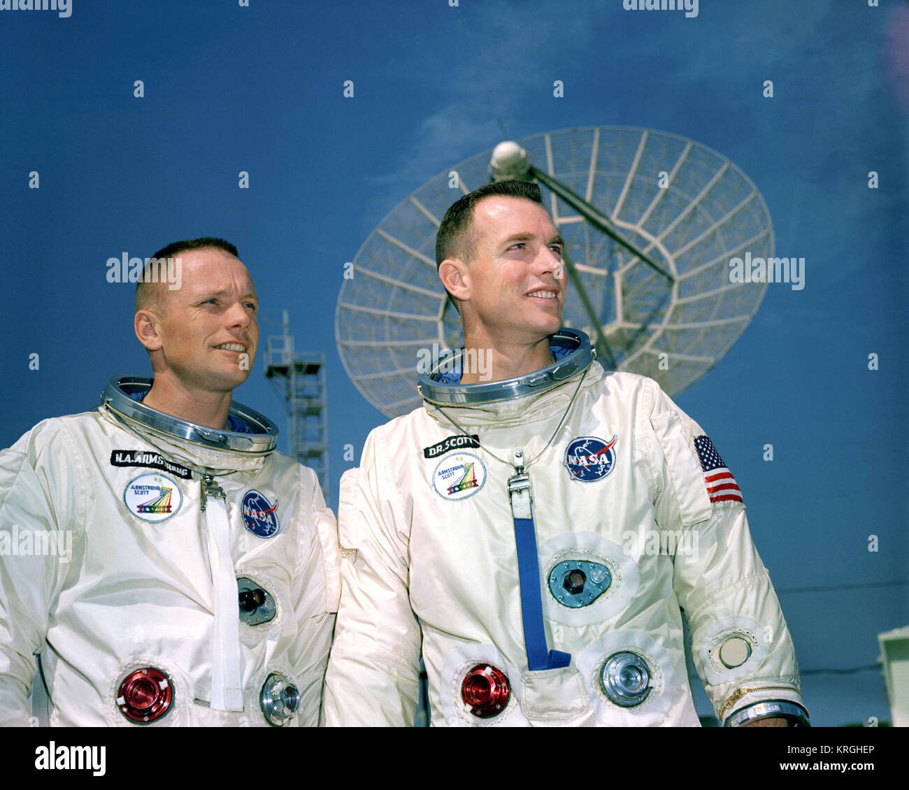 Astronauten Neil A Armstrong (links), Befehl Pilot, und David R. Scott, Pilot, der Gemini-8 prime Crew, während einer Fotosession Stockfoto