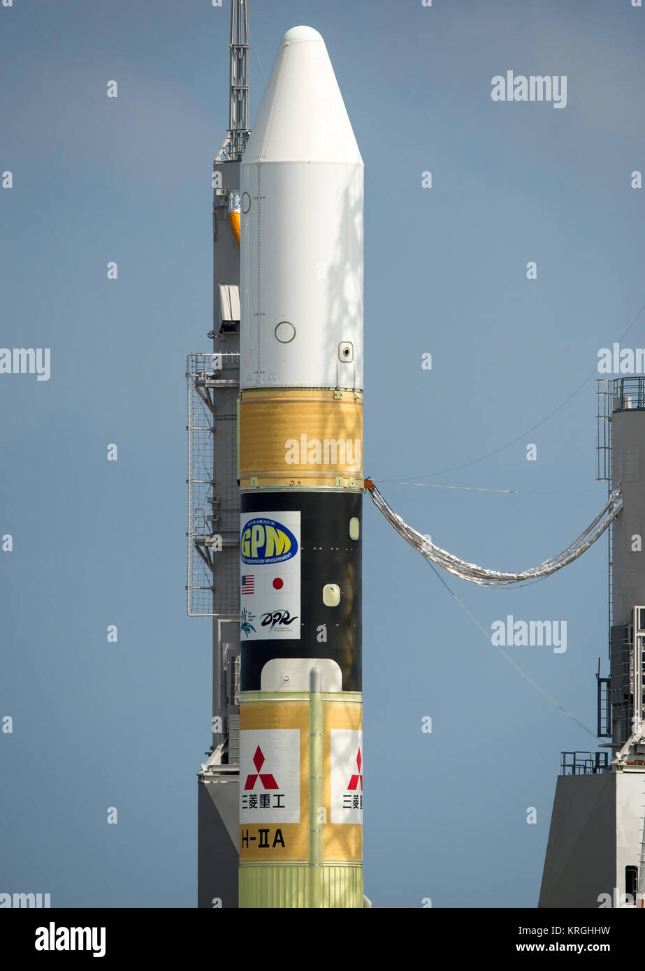 Eine japanische Trägerrakete H-IIA Durchführung der NASA-Japan Aerospace Exploration Agency (JAXA), Global Niederschlagsmessung (GPM) Core Informationsstelle wird gesehen, wie es rollt Pad 1 der Tanegashima Space Center, Donnerstag, Februar 27, 2014, Tanegashima, Japan zu starten. Einmal gestartet, der GPM-Sonde wird Informationen erfassen, die Daten vereint von einem internationalen Netzwerk aus bestehenden und zukünftigen Satelliten globale Regen und Schneefall alle drei Stunden Karte. Photo Credit: (NASA/Bill Ingalls) Nutzlastverkleidung der GPM Die H-IIA Rakete Stockfoto