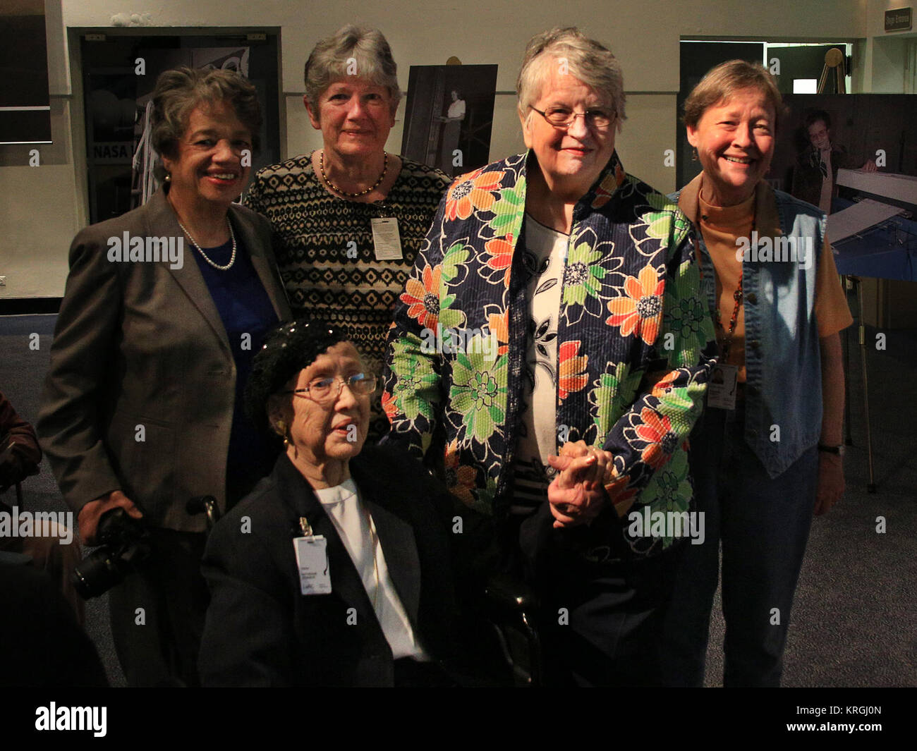 Frau von NASA Langley NASA Human Computer - l bis r Christine Darden - Katherine Johnson - Janet Stephens - Katherine Smith - Sharon Stack Stockfoto