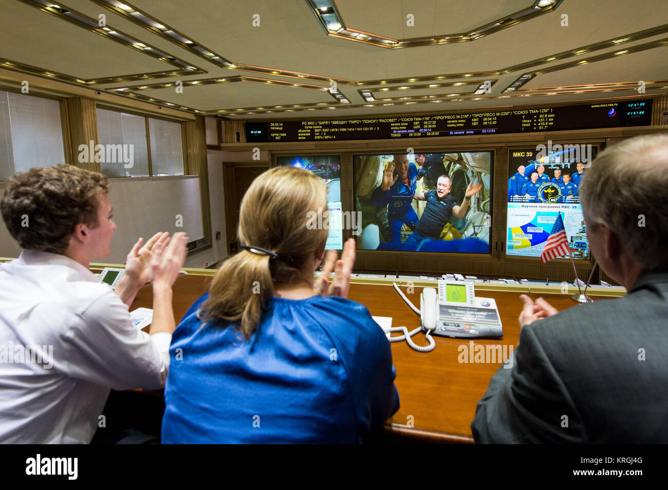 Expedition 39 Bordingenieur Oleg Artemyev der russischen Föderalen Raumfahrtagentur Roskosmos, Links, ist auf dem TV-Bildschirm an der russischen Mission Control Center in Korolev gesehen, Russland wenige Stunden nach der Sojus TMA-12M an die Internationale Raumstation angedockt am Freitag, 28. März 2014. Artemyev an Bord der ISS mit anderen Besatzungsmitglieder Soyuz Kommandant Alexander Skvortsov von Roskosmos, und Flugingenieur Steve Swanson von der NASA. Die Crew von drei bei 3 Start: 17:00 Uhr Kasachstan am Mittwoch, 26. März vom Kosmodrom Baikonur in Kasachstan. Photo Credit: (NASA/Joel Kowsky) Expedition 39 D Stockfoto