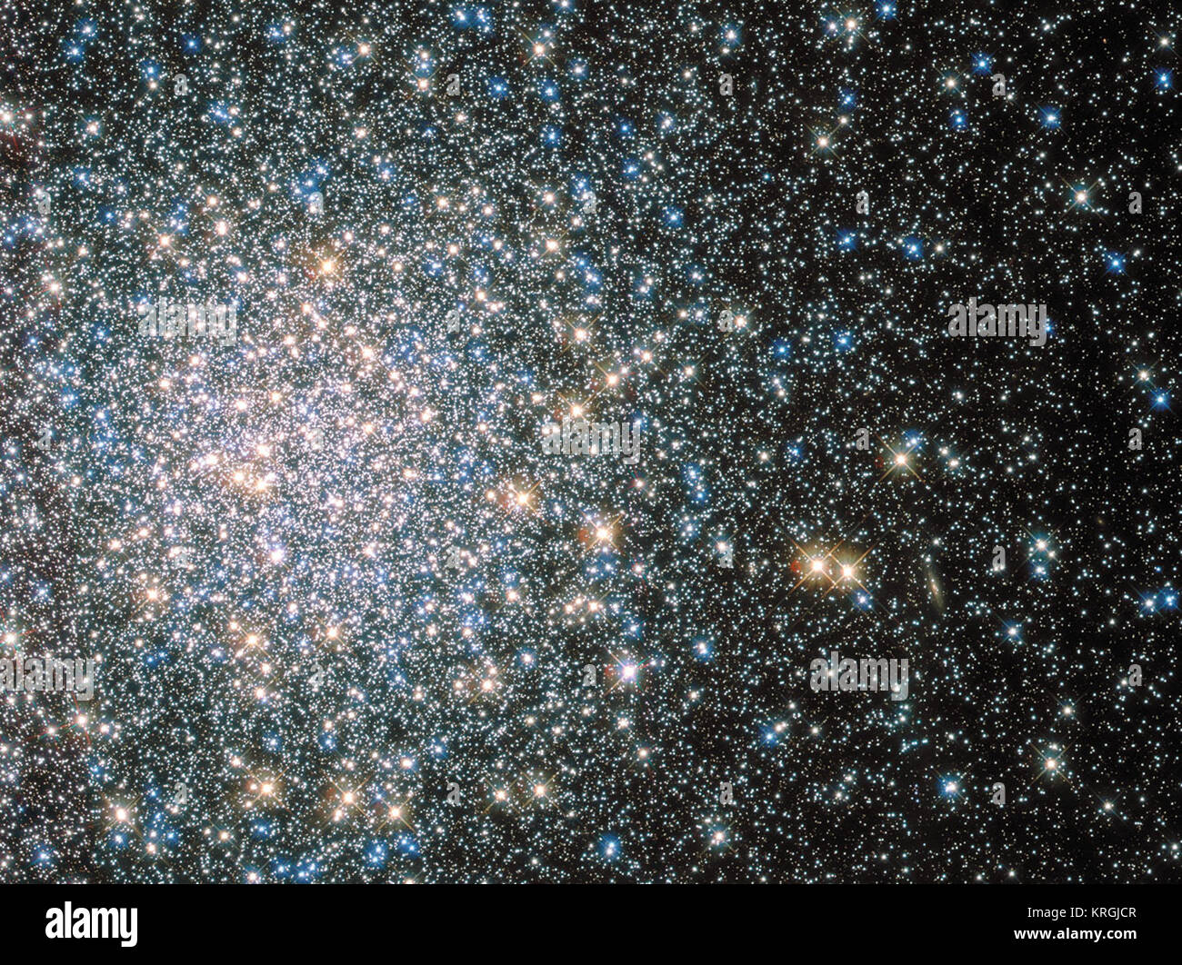 Diesem funkelnden Durcheinander ist Messier 5 - ein kugelsternhaufen mit Hunderten von Tausenden von Sternen, die durch ihre kollektive Schwerkraft gebunden. Aber Messier 5 ist keine normale Kugelsternhaufen. Bei 13 Milliarden Jahre alt es unglaublich alt, zurück an den Anfang des Universums, das ist etwa 13,8 Milliarden Jahren zu schließen. Es ist auch eine der größten bekannten Cluster und bei nur 24 500 Lichtjahre entfernt, ist es kein Wunder, dass Messier 5 ist ein beliebter Ort für die Astronomen ihre Teleskope auf zu trainieren. Messier 5 stellt auch ein Puzzle. Sterne in Kugelsternhaufen wachsen zusammen alte und weise. S Stockfoto