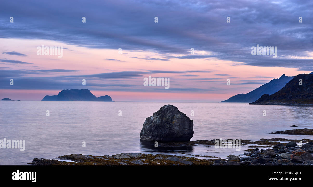 Panorama der Fugloya in der Morgendämmerung. Von Russelv, Lyngen, Troms, Norwegen Stockfoto