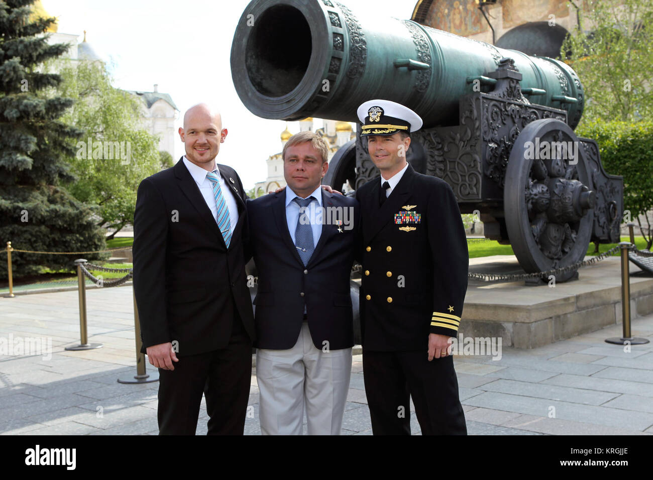 1303: der Kreml in Moskau, Expedition 40/41 Bordingenieur Alexander Gerst der Europäischen Weltraumorganisation (links), Sojus Commander Max Suraev der russischen Föderalen Raumfahrtagentur (Roskosmos, Mitte) und Flugingenieur Reid Wiseman der NASA (rechts) für die Bilder dürfen 8 posieren vor dem Zarenkanone nach dem legen Blumen an der Kremlmauer beigesetzt, wo russische Raumfahrt Symbole sind. Das Trio bereitet sich für den Start am 29. Mai, Kasachisch, in der Sojus TMA-13 M vom Kosmodrom Baikonur in Kasachstan für ein 5 ½ Monat Mission auf der Internationalen Raumstation. NASA/Stephanie Stoll Sojus Stockfoto