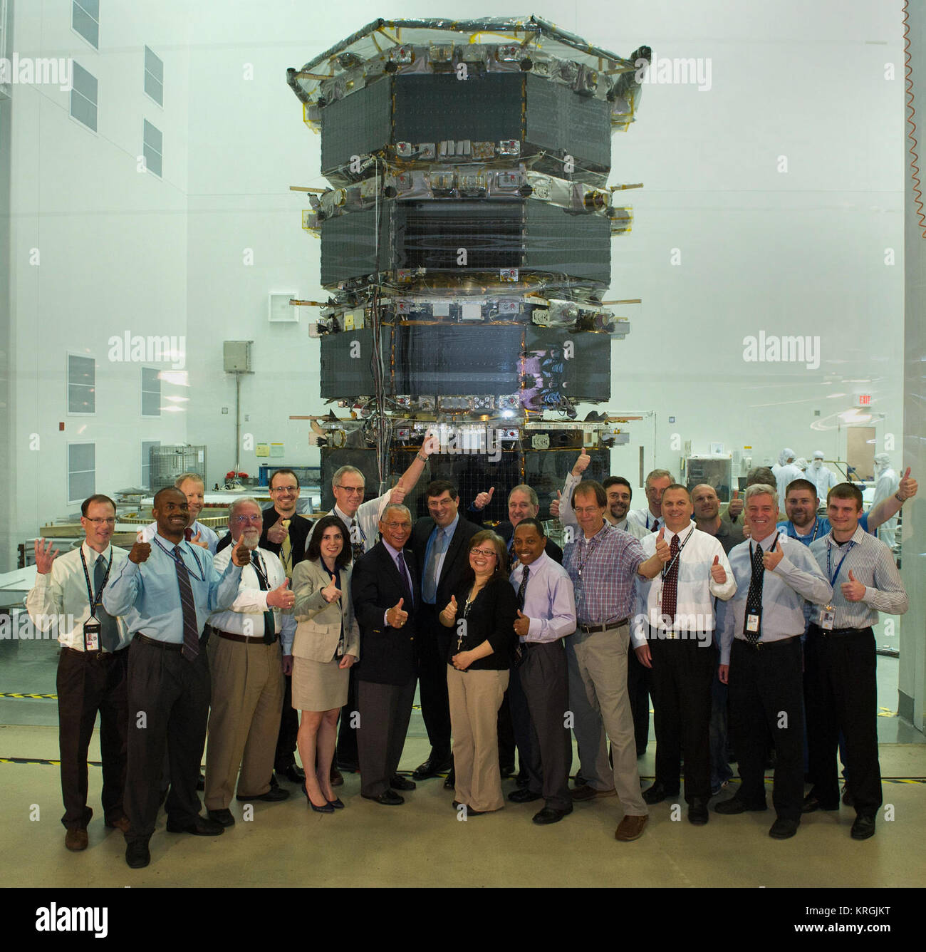 NASA-Administrator Charles Bolden erhielt einen Einblick in die Arbeit an den vier Magnetospheric Multiscale (MMS) Raumfahrzeuge getan wird bei seinem Besuch in der Agentur Goddard Space Flight Center in Greenbelt, Maryland, am 12. Mai. In einem Goddard sauberes Zimmer 20 Fuß hoch, die Sonde wurden in ihrer "Vier-Stack 'Bildung, ähnlich, wie sie innerhalb ihrer Trägerrakete, werden angeordnet. Die MMS-Sonde vor kurzem abgeschlossene Schwingprüfung. Mit MMS als Hintergrund, Bolden und Goddard Center Director Chris Scolese diskutiert die Mission, Boden und die Vorbereitungen für den Start mit pr Stockfoto