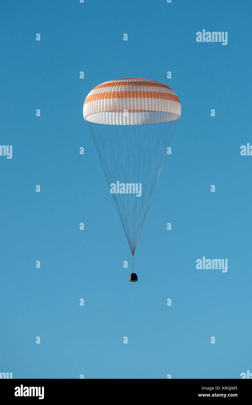 Die Sojus TMA-11 M Sonde wird gesehen, wie es landet mit Expedition 39 Commander Koichi Wakata der Japan Aerospace Exploration Agency (JAXA), Sojus Commander Mikhail Tyurin von Roskosmos, und Flugingenieur Rick Mastracchio der NASA in der Nähe der Stadt Zhezkazgan, Kasachstan am Mittwoch, den 14. Mai 2014. Wakata, Tyurin und Mastracchio wieder auf der Erde nach mehr als sechs Monaten an Bord der Internationalen Raumstation, wo sie als Mitglieder der Expedition 38 und 39 Mannschaften serviert. Photo Credit: (NASA/Bill Ingalls) Sojus TMA-11 M Landung (1) Stockfoto