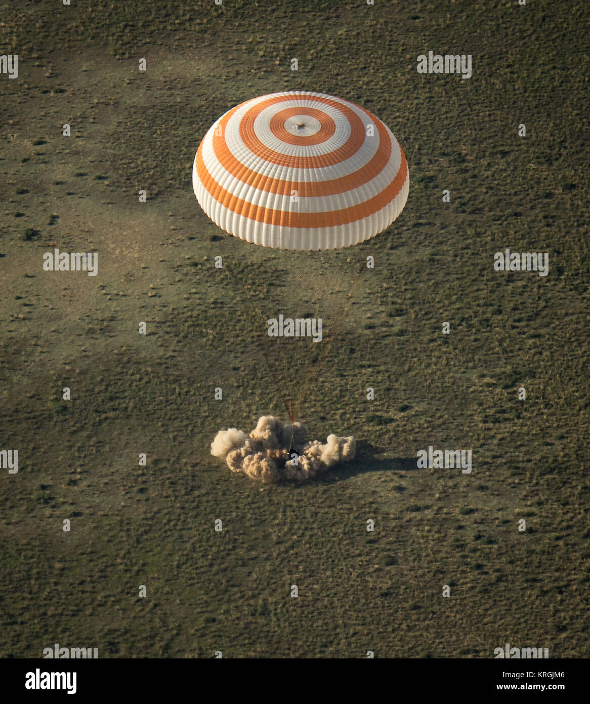 Die Sojus TMA-11 M Sonde wird gesehen, wie es landet mit Expedition 39 Commander Koichi Wakata der Japan Aerospace Exploration Agency (JAXA), Sojus Commander Mikhail Tyurin von Roskosmos, und Flugingenieur Rick Mastracchio der NASA in der Nähe der Stadt Zhezkazgan, Kasachstan am Mittwoch, den 14. Mai 2014. Wakata, Tyurin und Mastracchio wieder auf der Erde nach mehr als sechs Monaten an Bord der Internationalen Raumstation, wo sie als Mitglieder der Expedition 38 und 39 Mannschaften serviert. Photo Credit: (NASA/Bill Ingalls) Sojus TMA-11 M Landung (2) Stockfoto