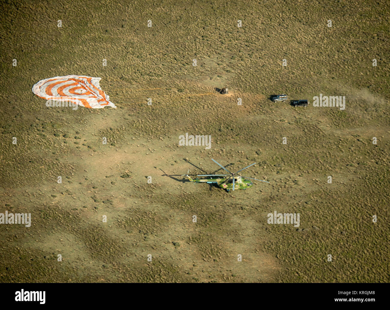 Personal am Boden ankommen an der Landestelle Sekunden nach dem Sojus TMA-11 M Sonde mit Expedition 39 Commander Koichi Wakata der Japan Aerospace Exploration Agency (JAXA), Sojus Commander Mikhail Tyurin von Roskosmos, und Flugingenieur Rick Mastracchio der NASA in der Nähe der Stadt Zhezkazgan, Kasachstan am Mittwoch, den 14. Mai 2014 landete. Wakata, Tyurin und Mastracchio wieder auf der Erde nach mehr als sechs Monaten an Bord der Internationalen Raumstation, wo sie als Mitglieder der Expedition 38 und 39 Mannschaften serviert. Photo Credit: (NASA/Bill Ingalls) Sojus TMA-11 M Landung (4) Stockfoto