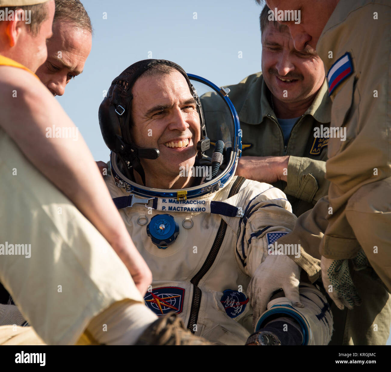 Expedition 39 Bordingenieur Rick Mastracchio der NASA ist der Sojus-kapsel geholfen, nur wenige Minuten nachdem er und Expedition 39 Commander Koichi Wakata der Japan Aerospace Exploration Agency (JAXA), Mitte und Sojus Commander Mikhail Tyurin von Roskosmos in ihrer Sojus TMA-11 M Sonde in der Nähe der Stadt Zhezkazgan, Kasachstan am Mittwoch, den 14. Mai 2014 landete. Wakata, Tyurin und Mastracchio wieder auf der Erde nach mehr als sechs Monaten an Bord der Internationalen Raumstation, wo sie als Mitglieder der Expedition 38 und 39 Mannschaften serviert. Photo Credit: (NASA/Bill Ingalls) Sojus TMA-11 M Rick Ma Stockfoto