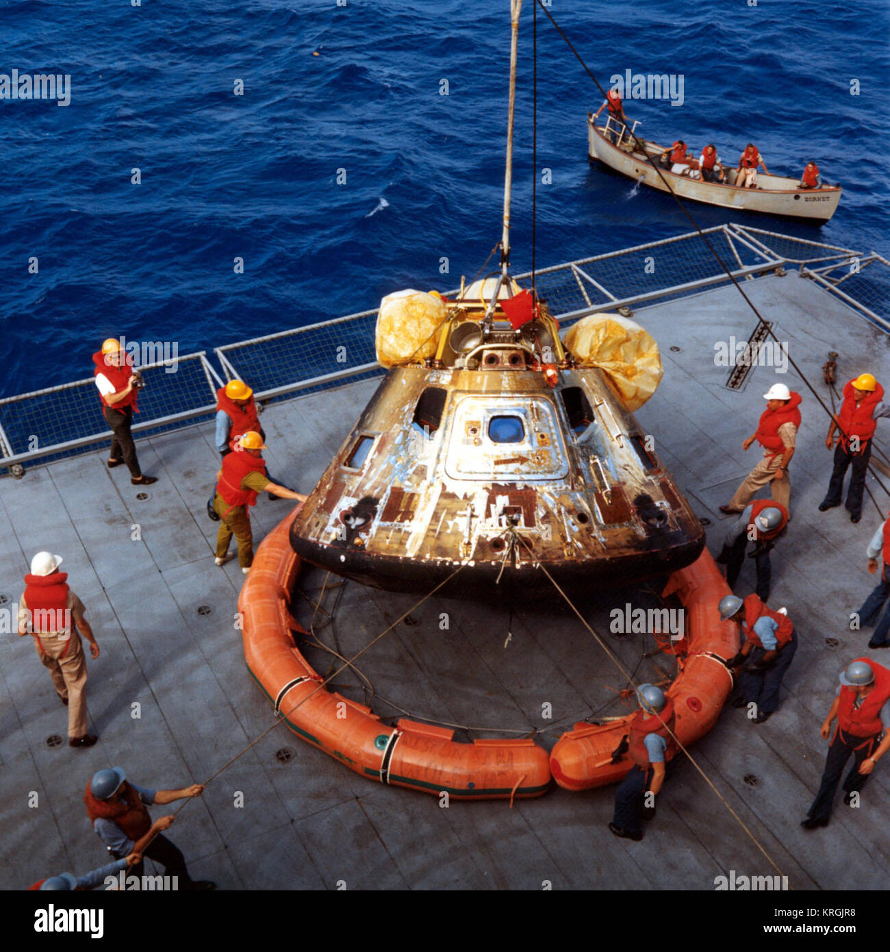 S 69-21294 -- Der raumsonde Apollo 11 Befehl Modul ist fotografiert werden Um das Deck der U.S.S. abgesenkt Hornet, Prime Bergungsschiff für das historische Mondlandung Mission. Hinweis Die flotation Ring von Navy Taucher angebracht aus der Kapsel entfernt wurde. Apollo-11-Kapsel Stockfoto