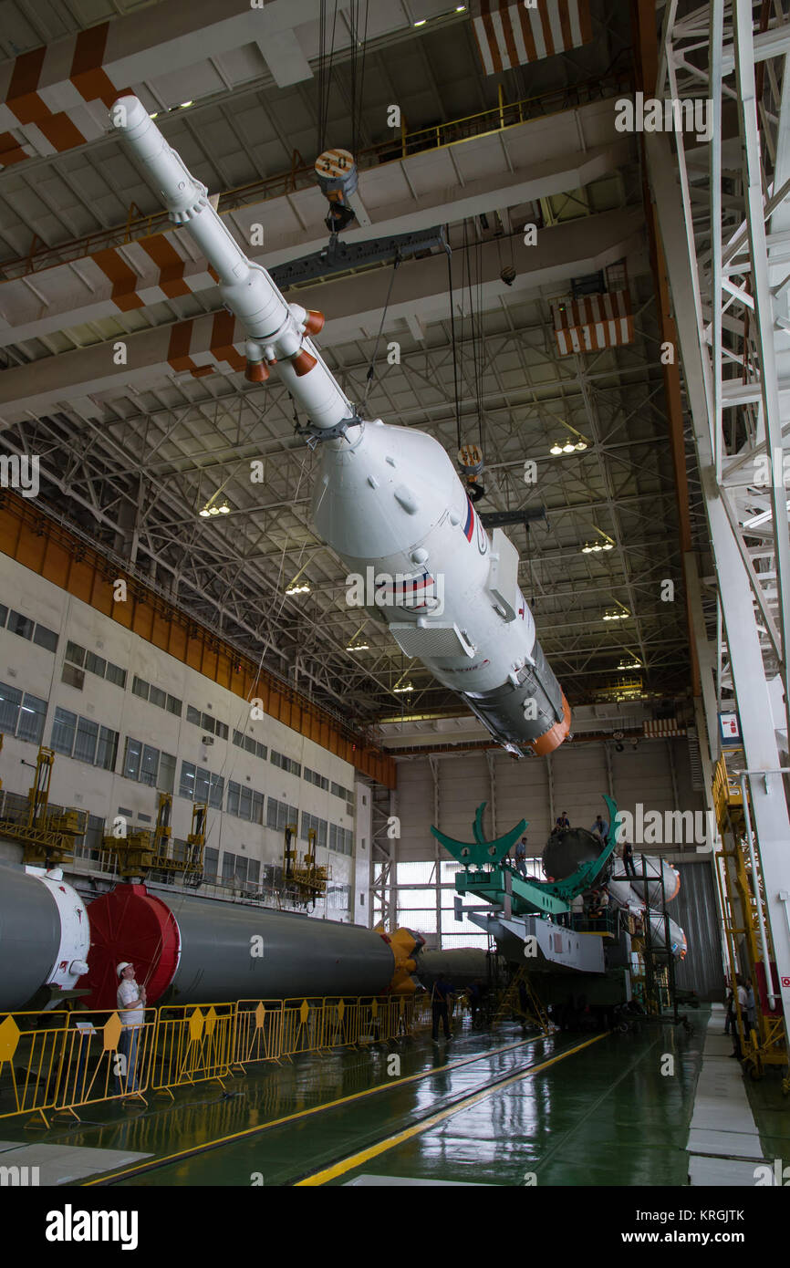 Die Sojus Rakete und Sojus TMA-13 M Sonde ist bei Gebäude 112 auf dem Kosmodrom Baikonur montiert am Sonntag, den 25. Mai in Baikonur, Kasachstan 2014. Start der Sojus ist für Mai 29 geplant und wird senden Expedition 40 Sojus Commander Maxim Suraev der russischen Föderalen Raumfahrtagentur Roskosmos, Bordingenieur Alexander Gerst der Europäischen Weltraumorganisation ESA und Flugingenieur Reid Wiseman der NASA die Internationale Raumstation für eine Fünf und eine halbe Monat bleiben. Photo Credit: (NASA/Victor Zelentsov) Expedition 40 Preflight (201405250012 HQ) Stockfoto