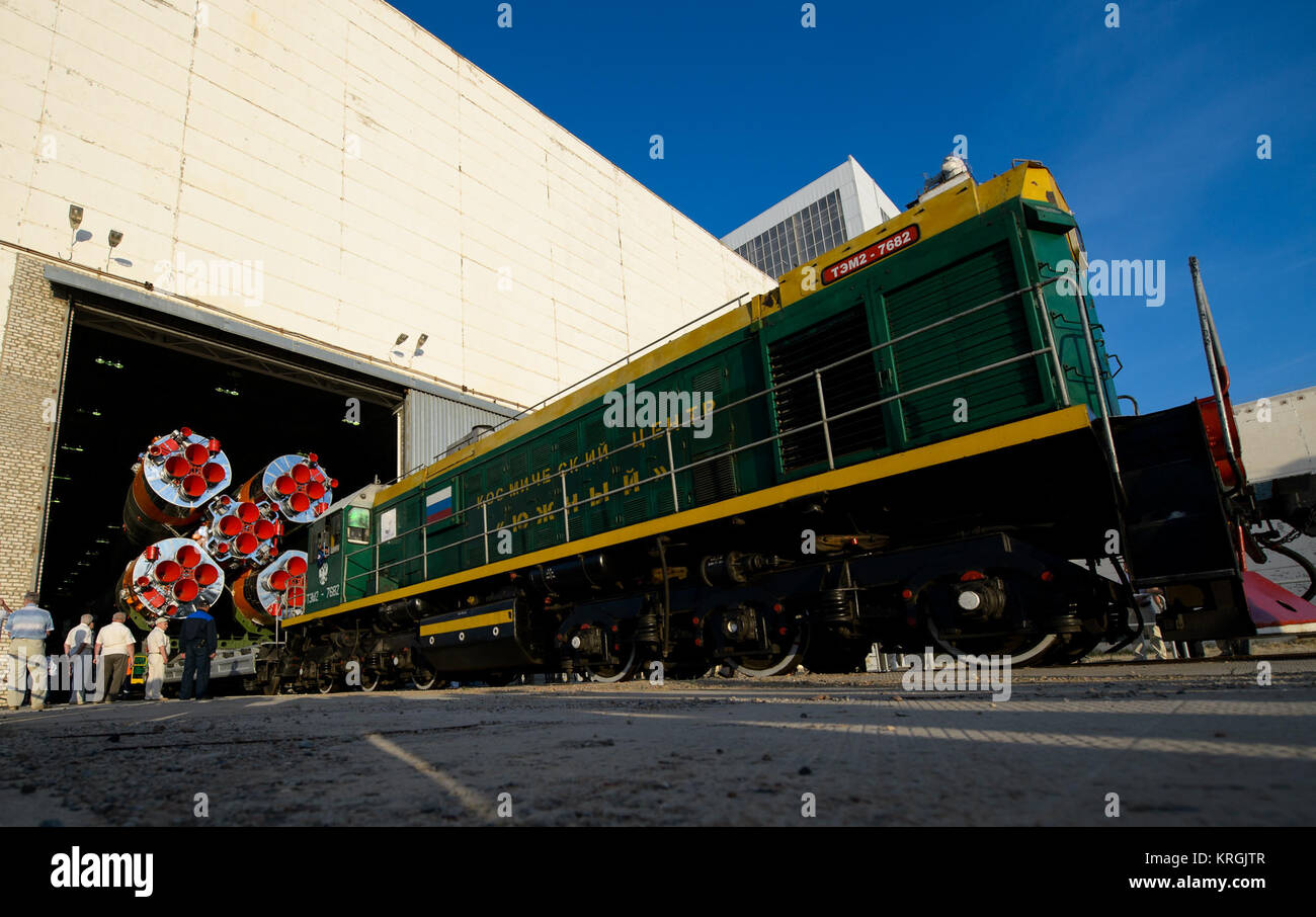 Die Sojus TMA-13 M Sonde wird an die Launch Pad mit dem Zug rollte am Montag, den 26. Mai 2014, auf dem Kosmodrom Baikonur in Kasachstan. Start der Sojus-Rakete ist für Mai 29 geplant und wird senden Expedition 40 Sojus Commander Maxim Suraev, der Föderale Russische Raumfahrtagentur Roskosmos, Flug Ingenieur Alexander Gerst, der Europäischen Raumfahrtbehörde ESA und Flugingenieur Reid Wiseman der NASA auf fünf und einem halben Monat Mission an Bord der Internationalen Raumstation. Photo Credit: (NASA/Joel Kowsky) Expedition 40 Preflight (201405260003 HQ) Stockfoto