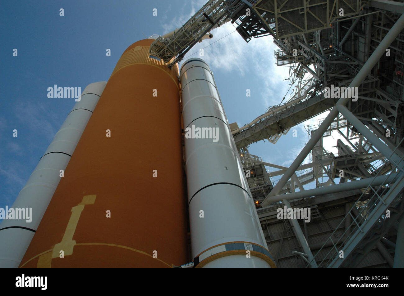Space Shuttle Atlantis, ET und SRB von hinten gesehen auf LC 39B Stockfoto