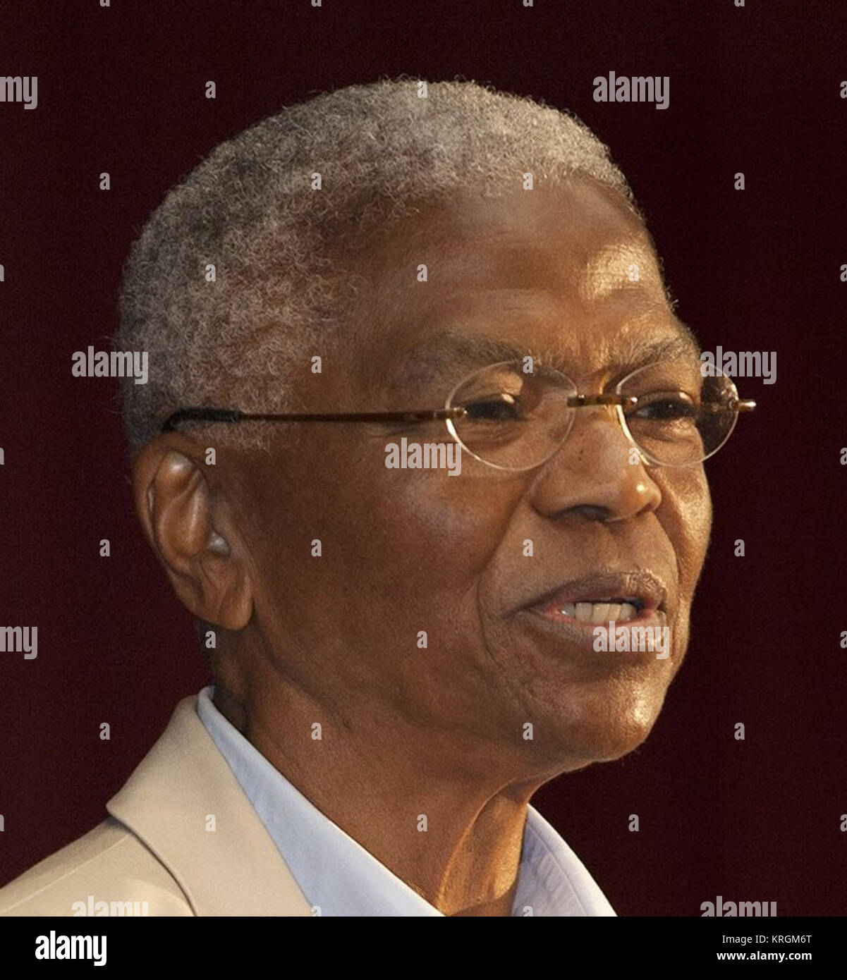 CAPE CANAVERAL, Fla.-- In den KSC-Training Auditorium des NASA Kennedy Space Center in Florida, Dr. Mary Frances Berry bezieht ihre persönlichen Erfahrungen im Kampf um die bürgerlichen Freiheiten und Mitarbeitern für eine besondere Veranstaltung anlässlich des 50. Jahrestages der Civil Rights Act von 1964 gesammelt. Berry diente als Stellvertretender Sekretär für Bildung in den USA Abteilung Gesundheit, Bildung und Wohlergehen HEW zwischen 1977 und 1980. Von 1980 bis 2004 war sie Mitglied der US-amerikanischen Kommission für bürgerliche Rechte, als Vorsitzender von 1993 bis 2004 dienen. Unter vielen Berry's Ehren sind der NAACP Roy Wilkins Award Stockfoto