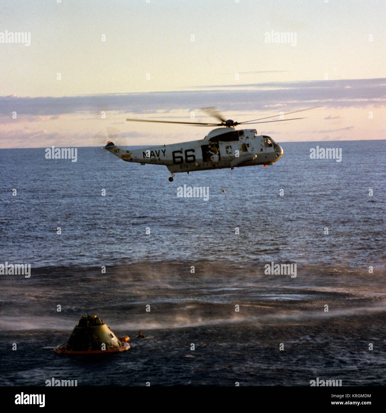 Ein Mitglied der Apollo 10 Crew ist in einem Hubschrauber aus dem Prime recovery Schiff gehoben, USS Princeton Stockfoto