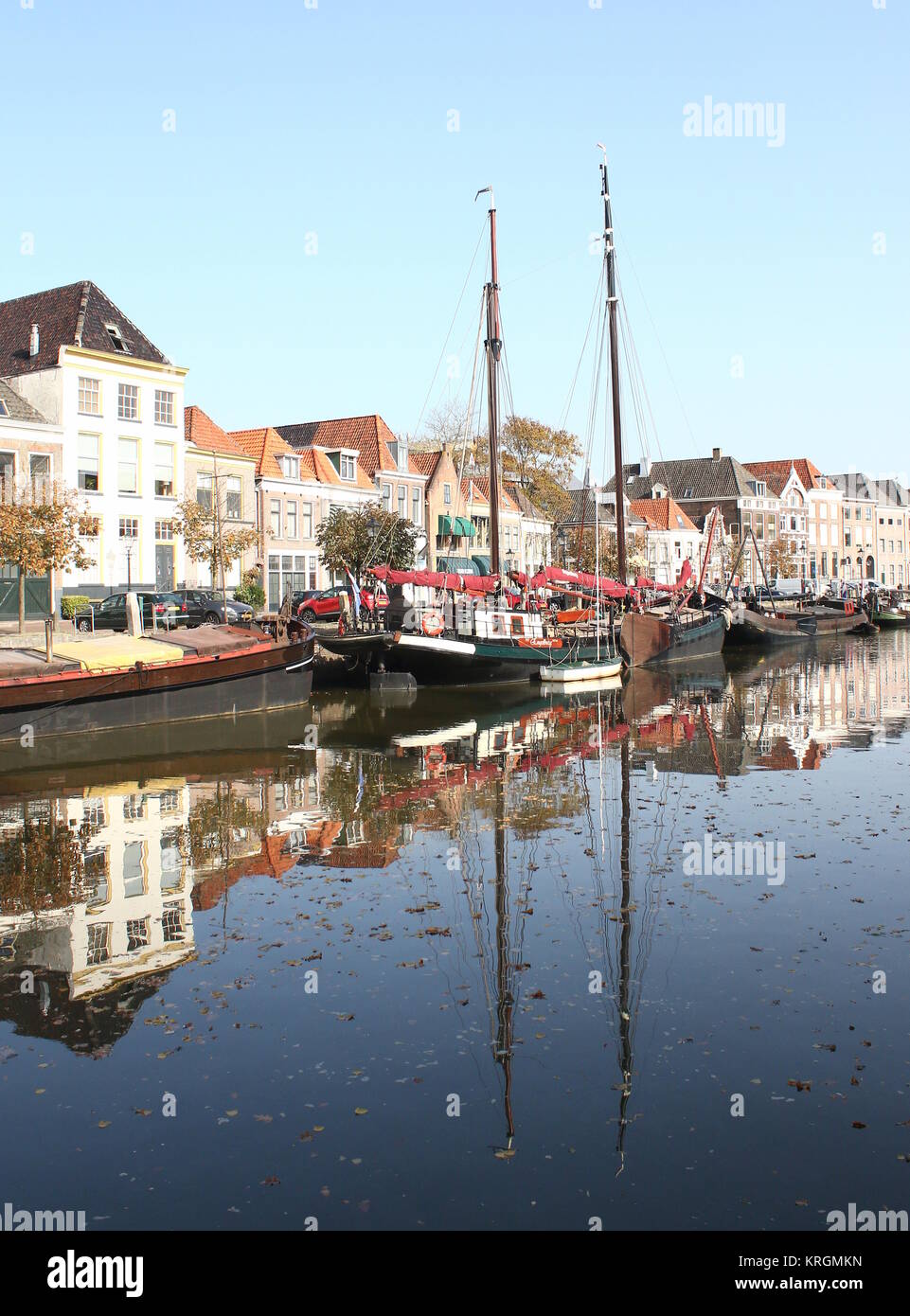 Historische Häuser und alten Segelschiffen in Zwolle, Niederlande an Thorbeckegracht/Thorbecke canal günstig Stockfoto