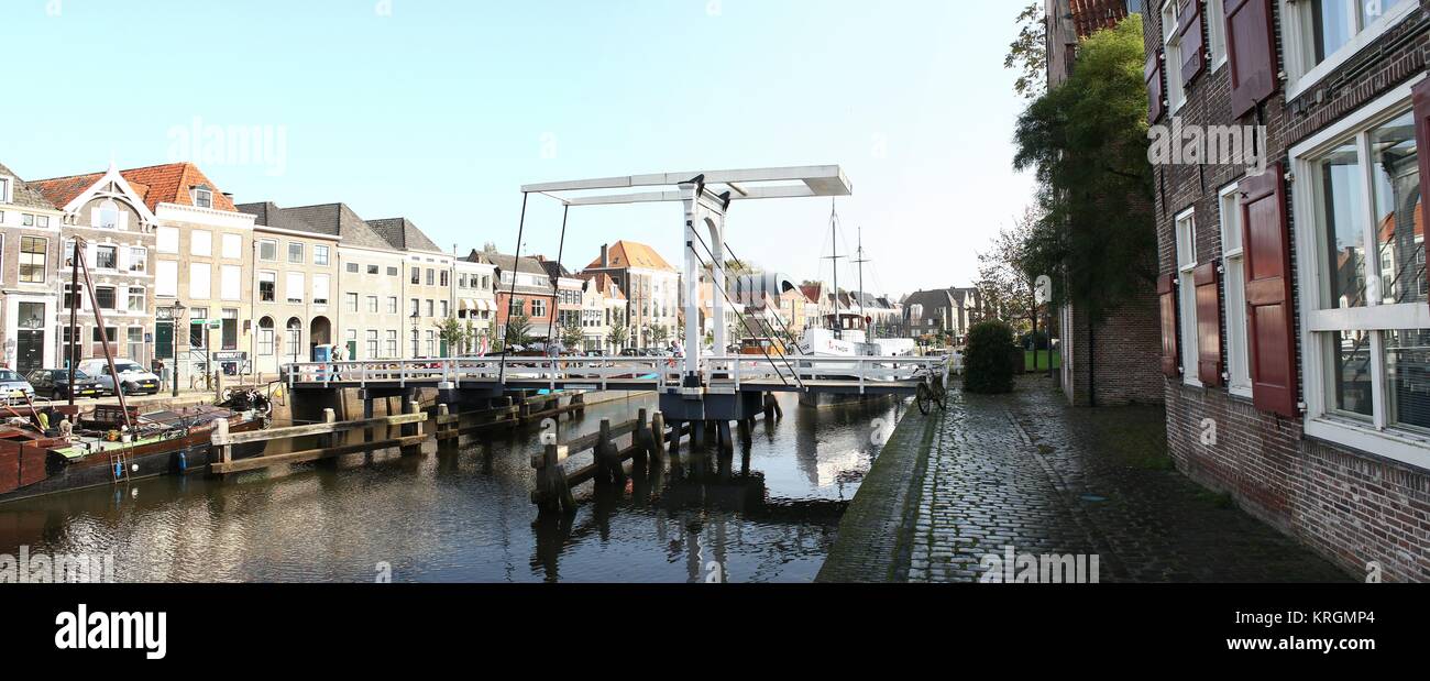 Alte Lagerhäuser und Pelserbrugje hölzerne Zugbrücke in Zwolle, Niederlande Kreuzung Thorbeckegracht/Thorbecke canal-Heften von 2 Bilder Stockfoto