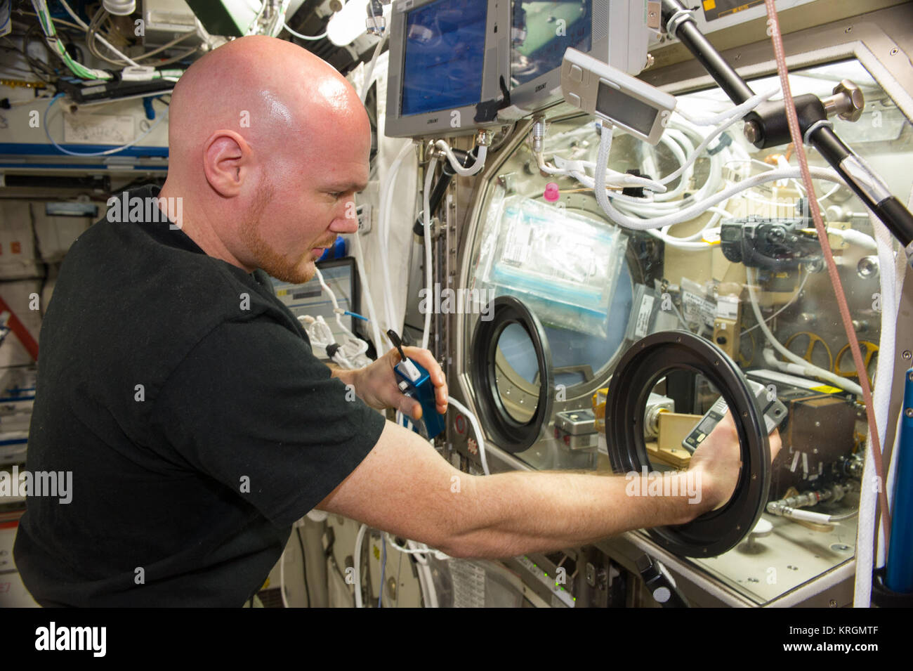 ISS-40 Alexander Gerst arbeitet in der Microgravity Science Glovebox im Schicksal lab Stockfoto