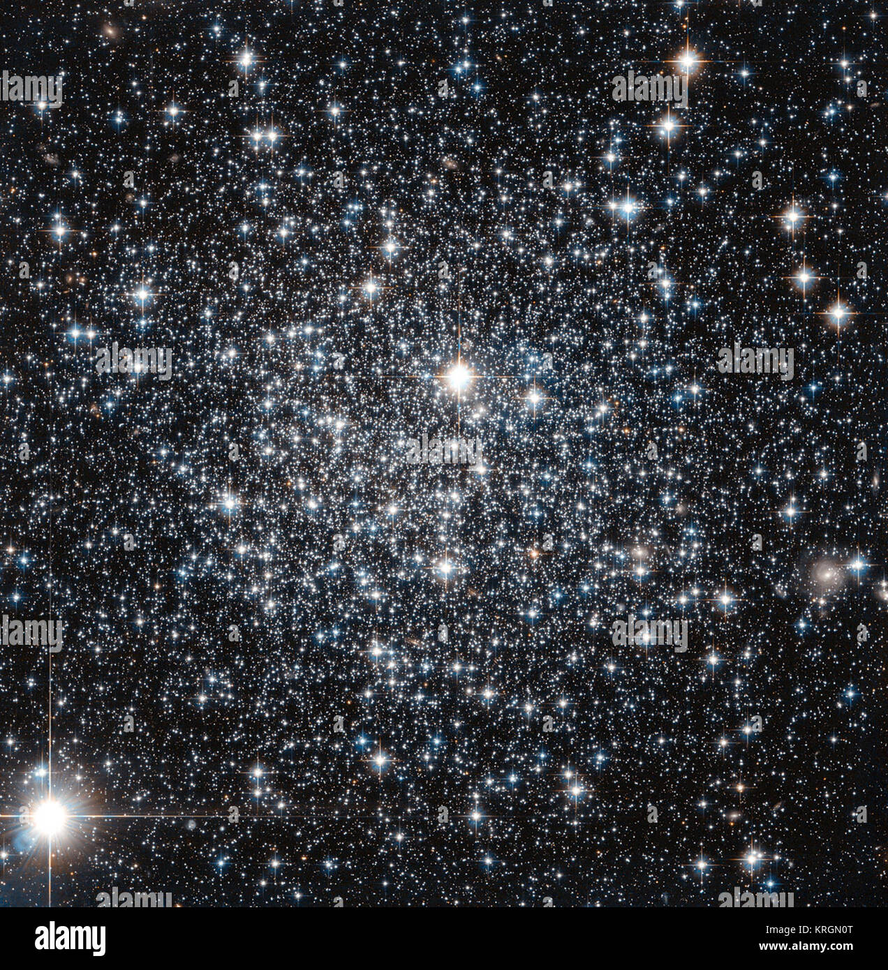 Diese neue NASA/ESA Hubble Space Telescope Bild zeigt der Kugelsternhaufen IC 4499. Kugelsternhaufen sind Big Balls von alten Sternen, um Ihre Heimatgalaxie. Es ist schon lange der Meinung, dass alle Sterne in einem kugelsternhaufen bilden sich an der etwa gleichzeitig, eine Eigenschaft, die verwendet werden, um das Alter des Clusters zu ermitteln können. Für weitere massive globulars jedoch detaillierte Beobachtungen haben gezeigt, dass dies ist nicht ganz richtig - es gibt Hinweise dafür, dass Sie stattdessen bestehen aus mehreren Populationen von Sternen zu unterschiedlichen Zeiten geboren. Eine der treibenden Kräfte hinter diesem Verhalten wird gedacht, mit grav. Stockfoto