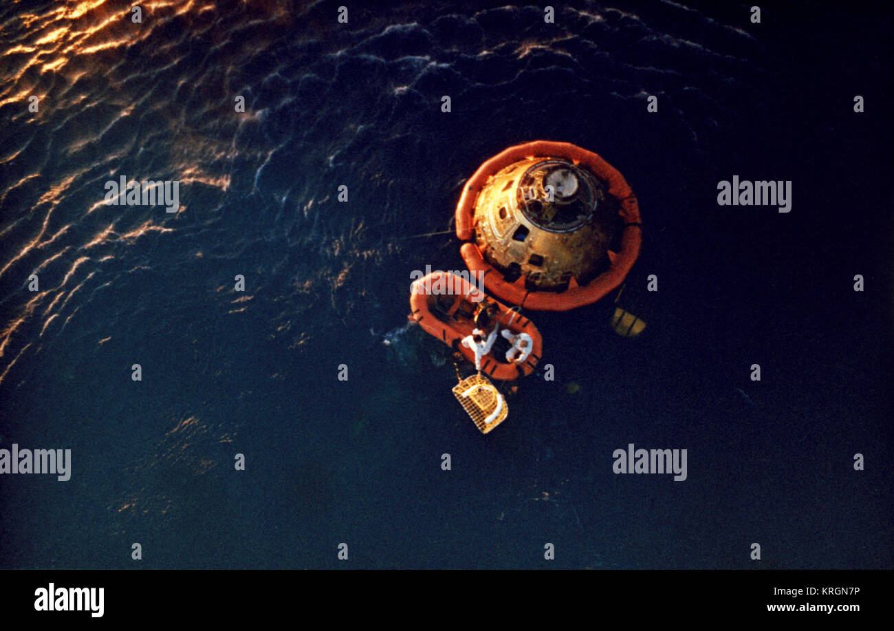 Astronauten Thomas P. Stafford, Apollo 10 Commander; und John W. Young, Befehl Modul Pilot, Warten auf die Abholung durch den recovery Hubschrauber aus dem Prime recovery Schiff, die USS Princeton Stockfoto