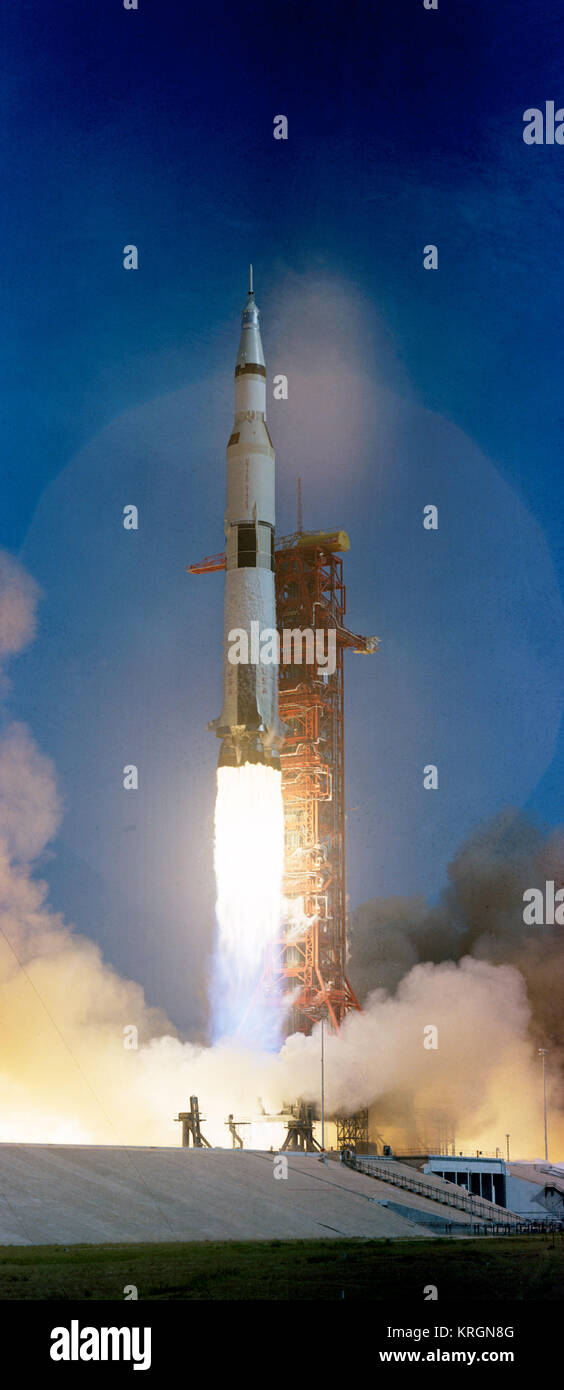 S 69-39527 (16 Juli 1969) - - - Der große, 363-Fuß hoch Apollo 11 (Spacecraft 107/Lunar Modul 5/Saturn 506) Raum Fahrzeug von Pad A, Launch Complex 39, Kennedy Space Center (KSC), um 9:32 Uhr (EDT), 16. Juli 1969 gestartet. An Bord der Raumsonde Apollo 11 sind Astronauten Neil Armstrong, Commander A.; Michael Collins, Befehl Modul Pilot; und Edwin E. Aldrin Jr., Lunar Module Pilot. Apollo 11 ist erste Mondlandung der USA Mission. Während Armstrong und Aldrin steigen in die Mondlandefähre (LM) "Eagle" das Meer der Ruhe Region des Mondes zu erkunden, Astronaut Collins bleibt Stockfoto