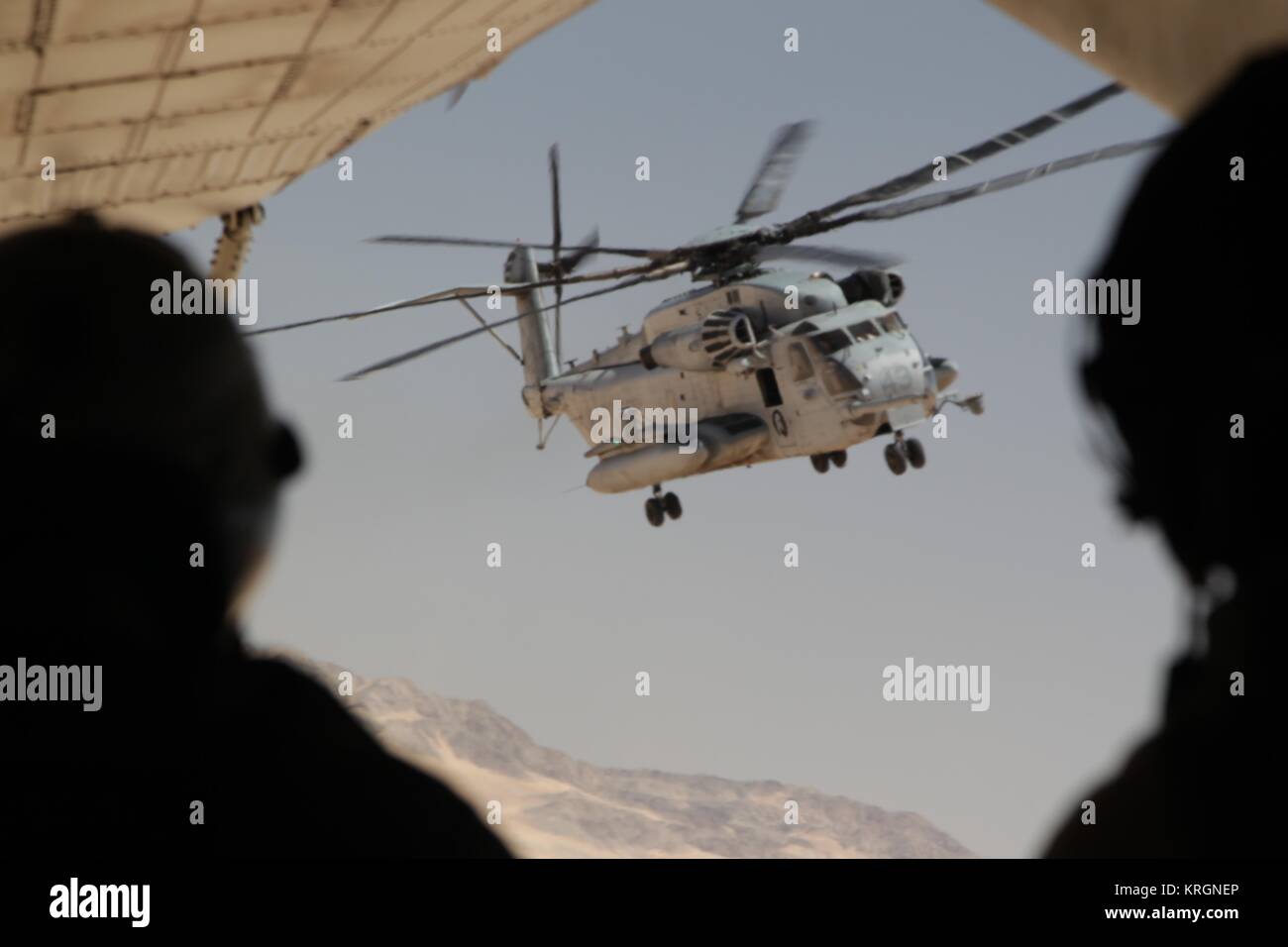 Eine Sikorsky CH-53E Super Stallion Hubschrauber Transporte US Marine Soldaten während der Übung Wüste Krummsäbel in der Marine Corps Air Ground Combat Center 12. Mai 2014 in Twentynine Palms, Kalifornien. Stockfoto