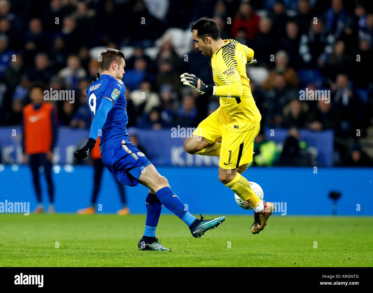 Von Leicester City Jamie Vardy (links) beim Kampf um den Ball mit Manchester City Torwart Claudio Bravo (rechts) während der carabao Cup Viertelfinale für die King Power Stadion, Leicester. Stockfoto