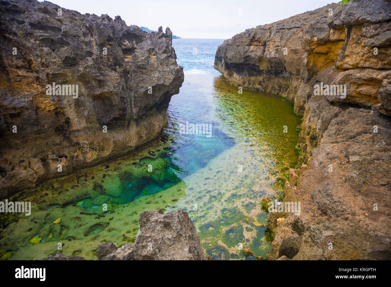 Angel's Billabong ist natürliche Infinity Pool auf der Insel Nusa Penida neben Bali, Indonesien Stockfoto