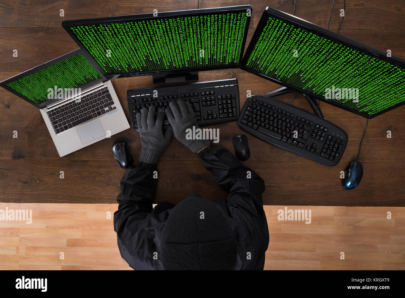 Räuber das Hacken von Computern und Laptops Stockfoto