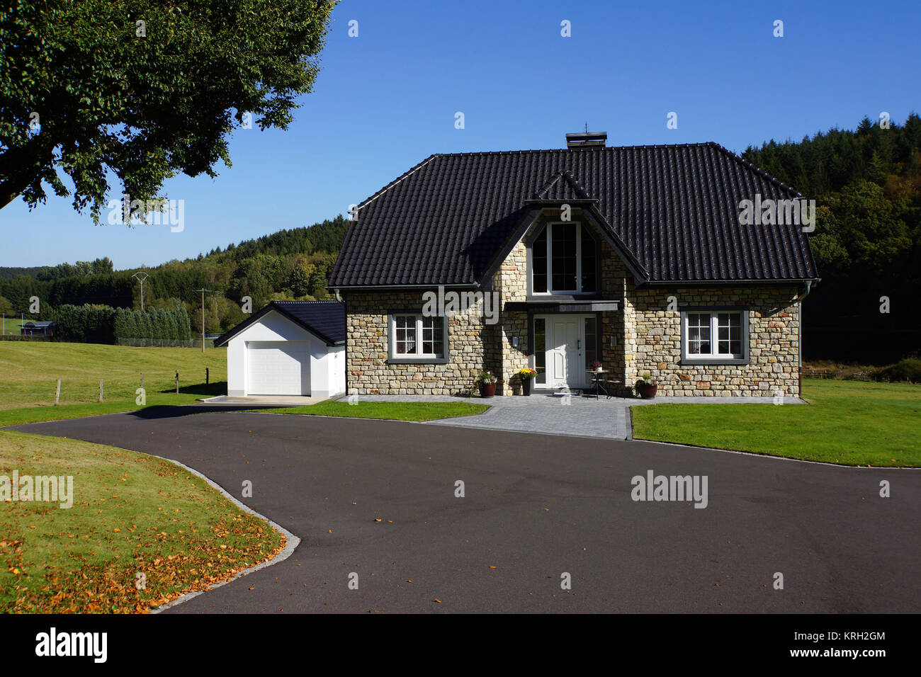 Gepflegtes Einfamilienhaus aus Bruchstein Stockfoto