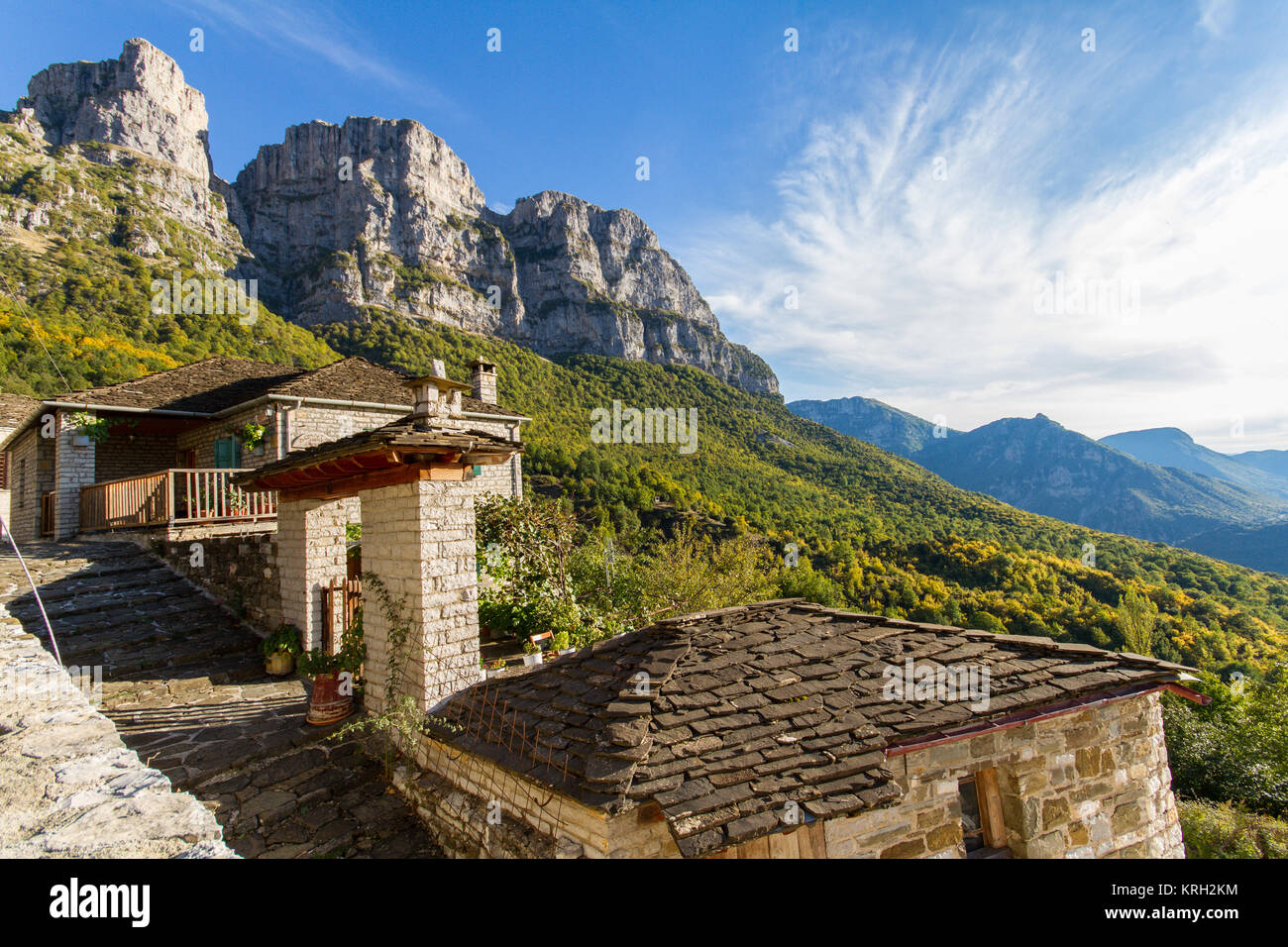 Wunderschöne traditionelle Architektur in Stein im Bergdorf Mikro Papigko in der zagorochoria, Epirus, Nordgriechenland Stockfoto