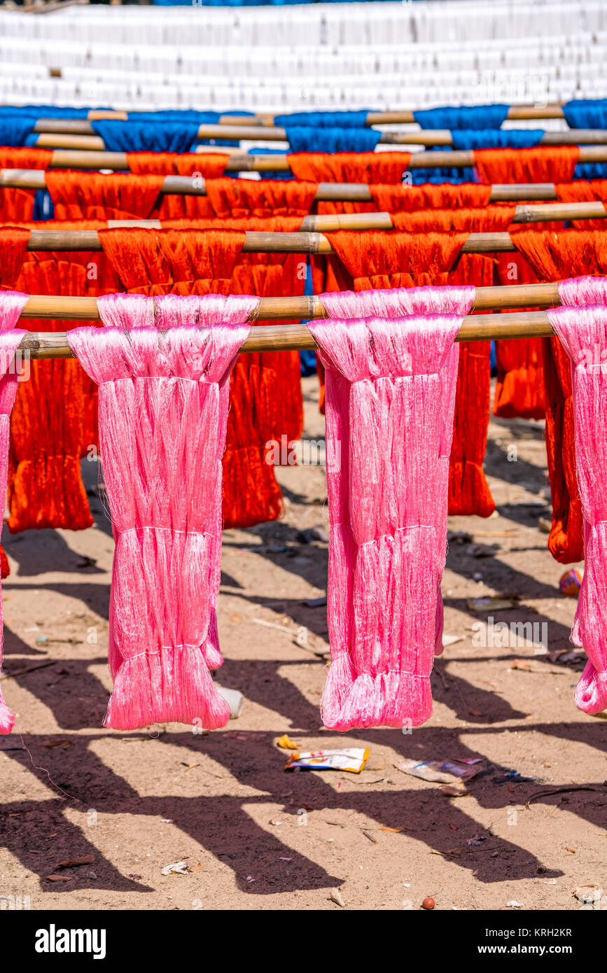 Bunte Garne aus Baumwolle trocknen auf einem Stock, in der Nähe der U-bein Brücke, Mandalay, Myanmar, Asien Stockfoto