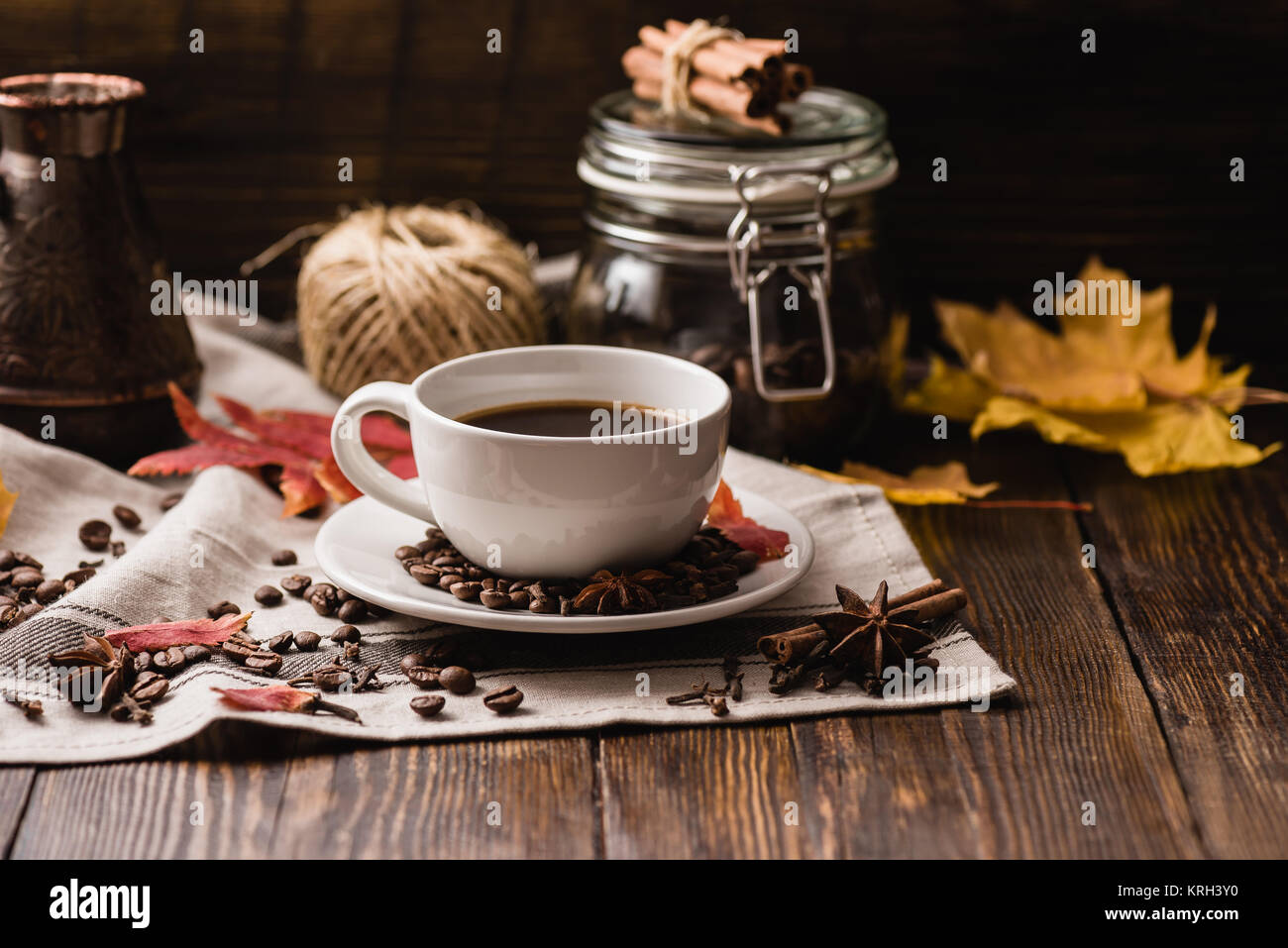 Blätter im Herbst bei einer Tasse Kaffee. Stockfoto