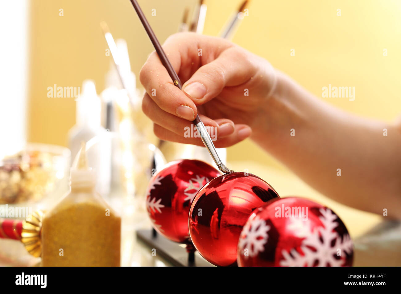 Weihnachtsvorbereitungen, die Frau bereitet Dekorationen Stockfoto