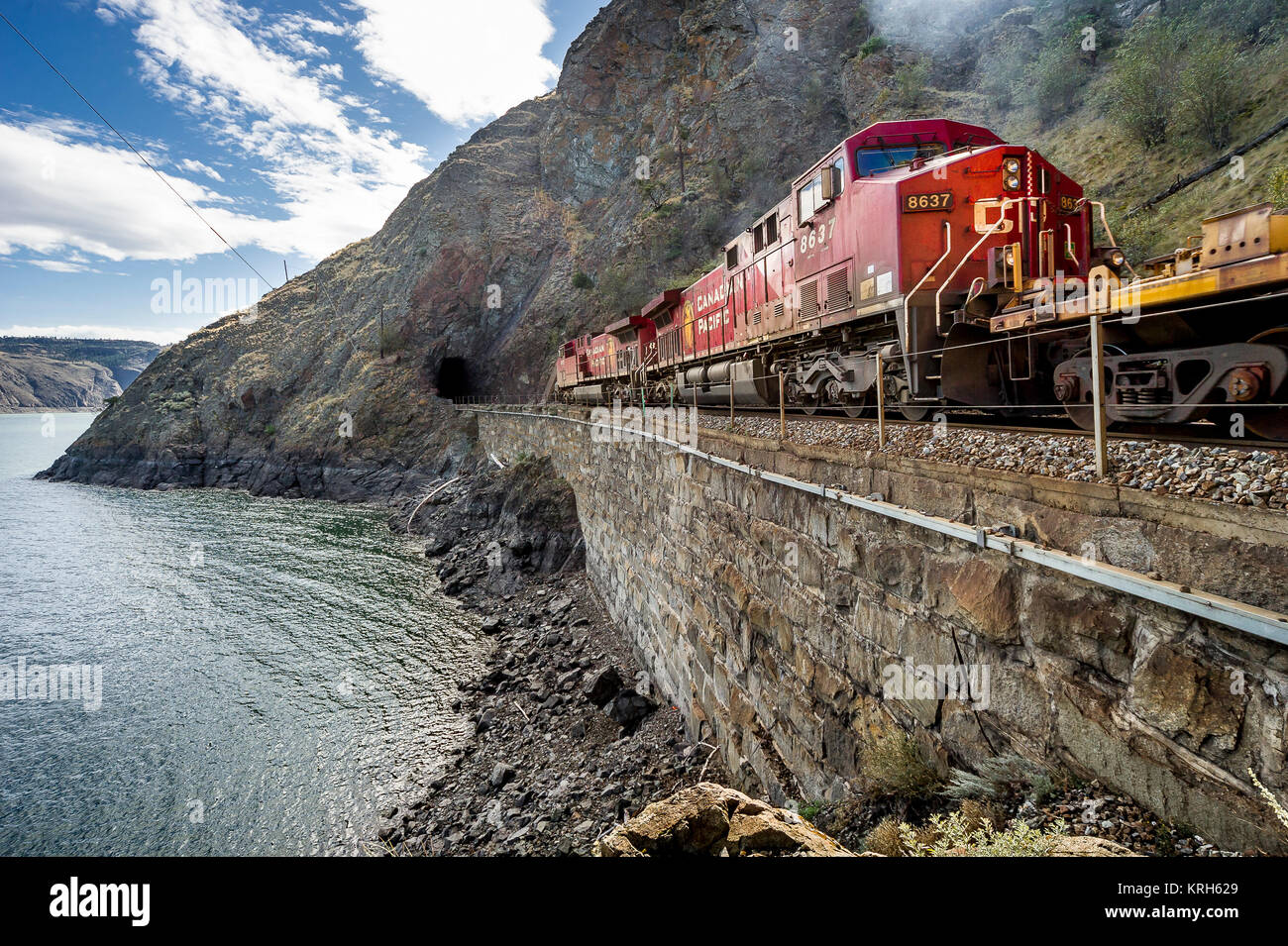 Hlw-intermodalen Zug Richtung Osten geführt von Loks8612und 8637 zwischen Tunnel entlang Kamloops Lake-BC Stockfoto