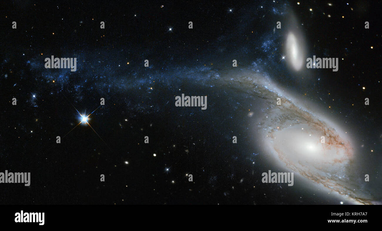 Dieses Bild, aufgenommen von der NASA/ESA Hubble Space Telescope's Wide Field Planetary Camera 2 (WFPC2), zeigt eine Galaxie NGC 6872 bekannt in der Konstellation Pavo (Pfau). Seine ungewöhnliche Form ist durch seine Interaktionen mit den kleineren Galaxie, die gerade über NGC 6872, IC 4970 gesehen werden kann. Beide liegen etwa 300 Millionen Lichtjahre von der Erde entfernt. Von Spitze zu Spitze, NGC 6872 Maßnahmen über 500 000 Lichtjahre über und ist damit der zweitgrößte Spiralgalaxie bisher entdeckt. Hinsichtlich der Größe ist es nur von NGC 262, eine Galaxie, die Maßnahmen ein Geist geschlagen - irrsinnig 1,3 Millionen Licht Stockfoto