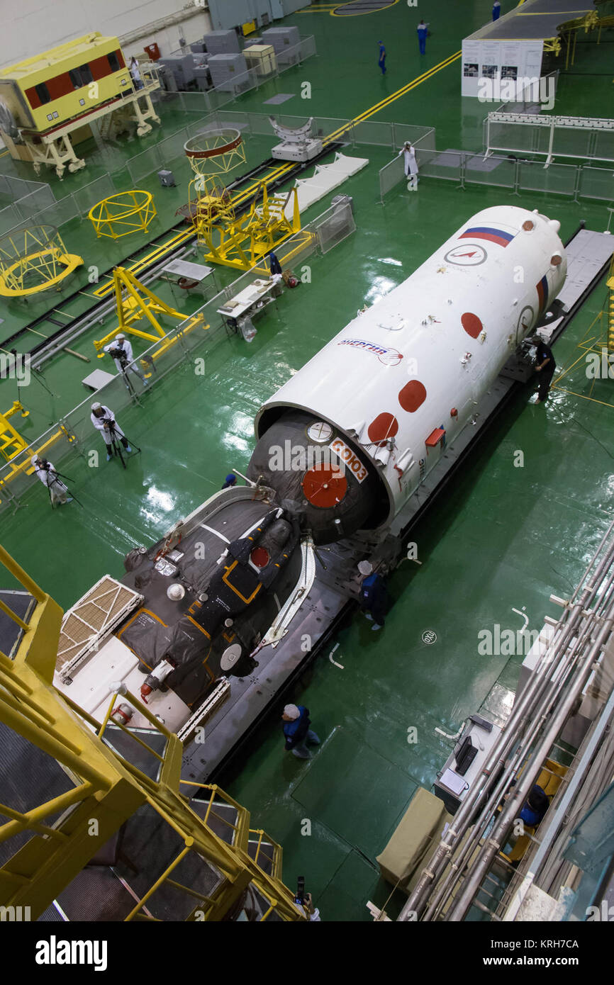 2014-09 -18-13 -19-55 an der Integration Anlage auf dem Kosmodrom Baikonur in Kasachstan, die Sojus TMA-14 M Sonde wird in der oberen Stufe der Sojus Trägerrakete Sept. 18, wird es in die Umlaufbahn bringen gekapselt. Die Sojus wird mit dem Launch Pad an Sept. 23 für Finale bei den Startvorbereitungen ankommen. Expedition 41/42 Flugingenieur Barry Wilmore der NASA, Sojus Kommandant Alexander Samokutyaev der russischen Föderalen Raumfahrtagentur (Roskosmos) und Flugingenieur Elena Serova von roskosmos wird an Bord der Sojus Sept. 26 starten, Kasachisch, ein 5 ½ Monat Mission auf der Internationalen zu beginnen. Stockfoto