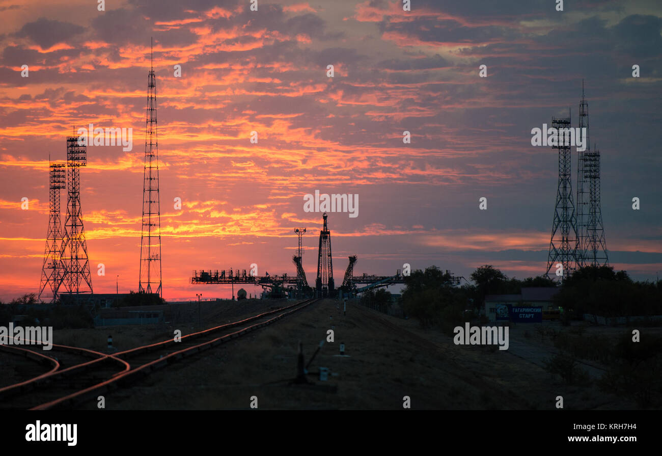 Die Sonne geht hinter dem sojus Launch Pad wie die Sojus TMA-14 M Sonde wird durch Zug an der Startrampe auf dem Kosmodrom Baikonur, Kasachstan, Sept. 23, 2014 gerollt. Start der Sojus-Rakete ist für Sept. 26 geplant und wird Expedition 41 Sojus Kommandant Alexander Samokutyaev der russischen Föderalen Raumfahrtagentur (Roskosmos), Barry Wilmore der NASA, und Flugingenieur Elena Serova von Roskosmos in den Orbit zu ihren fünf und einem halben Monat Mission auf der Internationalen Raumstation beginnen. Photo Credit: (NASA/Joel Kowsky) Expedition 41 Rollout (201409230003 HQ) Stockfoto
