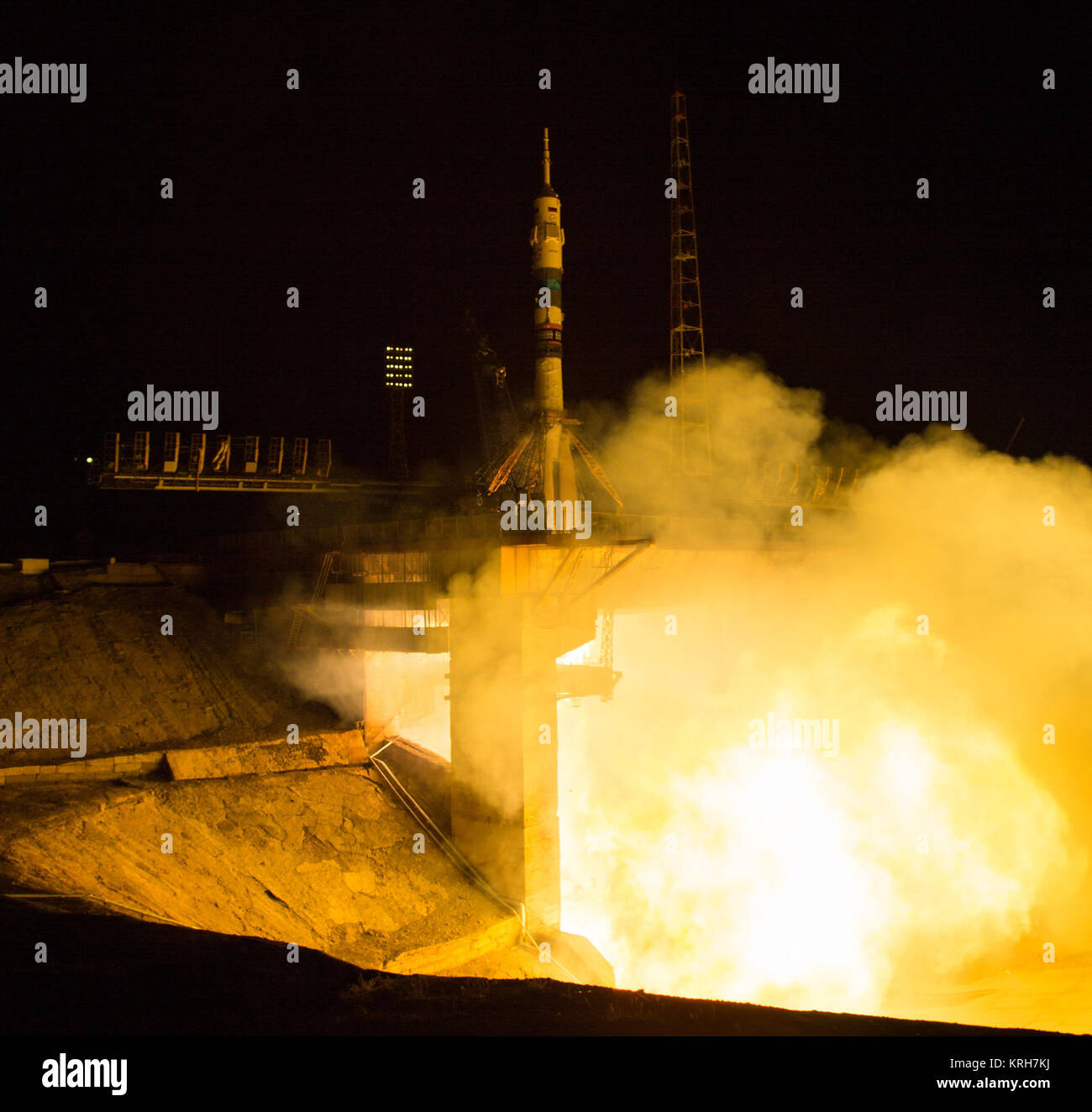 Die Sojus TMA-14 M Raketenstarts vom Kosmodrom Baikonur in Kasachstan am Freitag, Sept. 26, 2014 Durchführung der Expedition 41 Sojus Kommandant Alexander Samokutyaev der russischen Föderalen Raumfahrtagentur (Roskosmos), Barry Wilmore der NASA, und Flugingenieur Elena Serova von Roskosmos in die Umlaufbahn ihre fünf zu beginnen und einen halben Monat Mission auf der Internationalen Raumstation. (Foto: NASA/Aubrey Gemignani) Expedition 41 Sojus (201409260009 HQ) Stockfoto