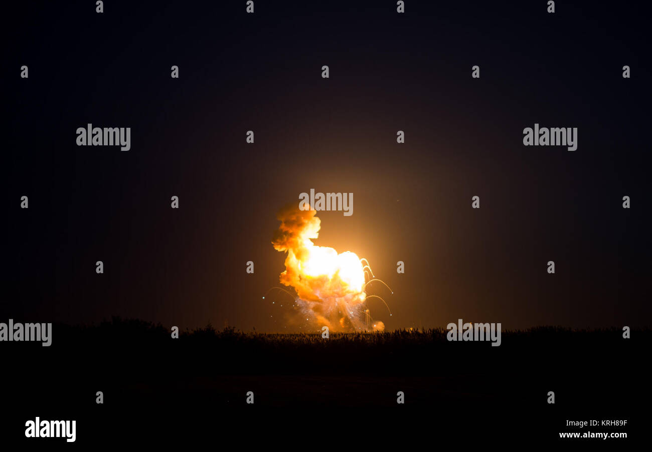 Die Orbital Sciences Corporation Antares Rakete, mit der Cygnus Raumfahrzeug onboard erleidet einen katastrophalen Anomalie Momente nach dem Start aus dem Mittelatlantischen Regional Spaceport Pad 0 A, Dienstag, Oktober 28, 2014, NASA Wallops Flight Facility in Virginia. Die Cygnus Sonde wurde mit über 5.000 Pfund von Lieferungen für die Internationale Raumstation schiefergedeckt, einschließlich Experimente, Experiment, Hardware, Ersatzteile und Crew Bestimmungen. Photo Credit: (NASA/Joel Kowsky) Die Explosion von Cygnus am 28. Oktober 2014 Stockfoto