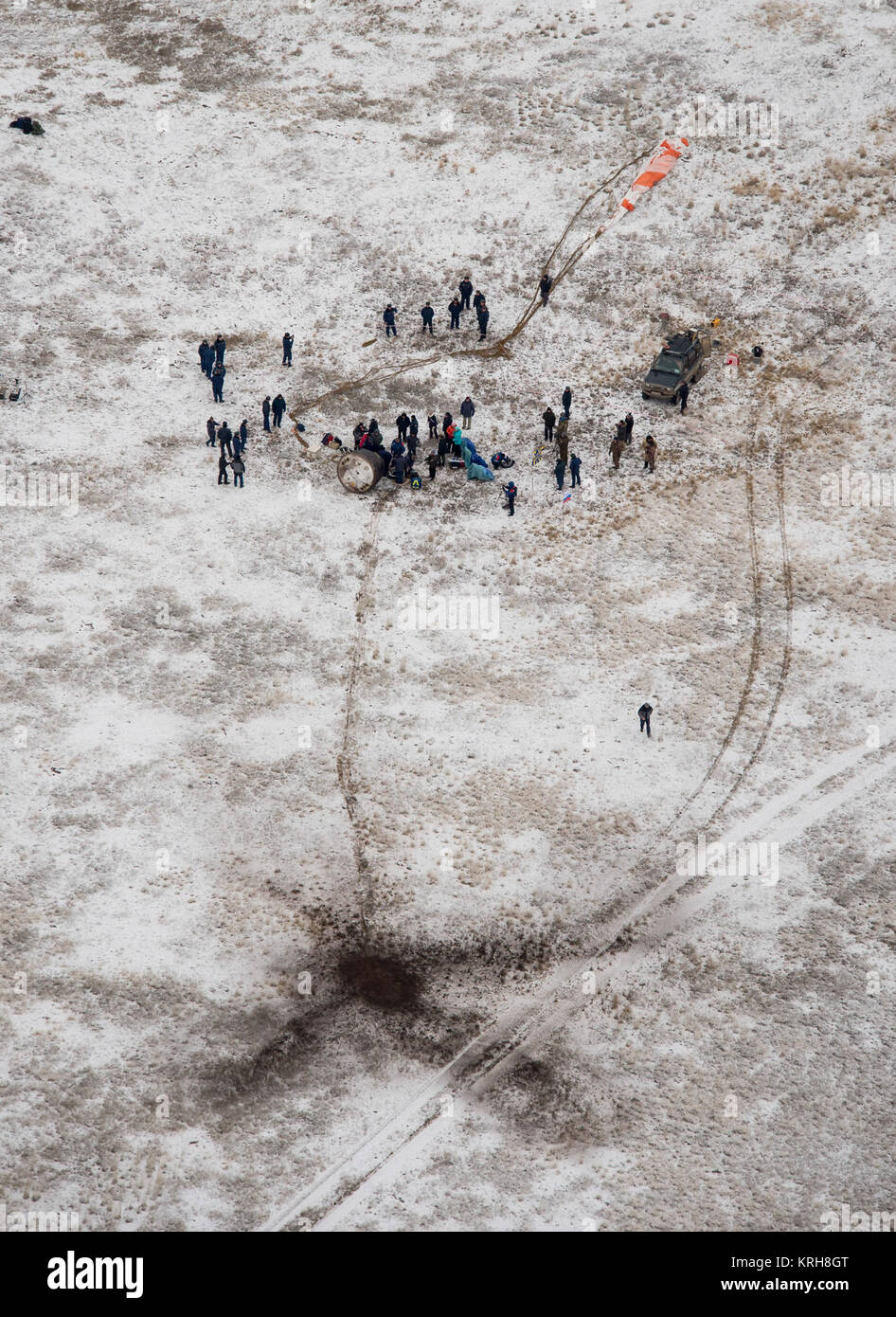 Ground Support Personal gesehen an den Landeplatz nach dem Sojus TMA-13 M Sonde mit Expedition 41 Commander Max Suraev der russischen Föderalen Raumfahrtagentur (Roskosmos), NASA-Flugingenieur Reid Wiseman und Flugingenieur Alexander Gerst der Europäischen Weltraumorganisation (ESA) in der Nähe der Stadt Arkalyk in Kasachstan landete am Montag, November 10, 2014. Suraev, Wiseman und Gerst wieder auf der Erde Nach mehr als fünf Monaten an Bord der Internationalen Raumstation, wo sie als Mitglieder der Expedition 40 und 41 Mannschaften serviert. Photo Credit: (NASA/Bill Ingalls) Expedition 41 Sojus TMA-13 M Landung ( Stockfoto