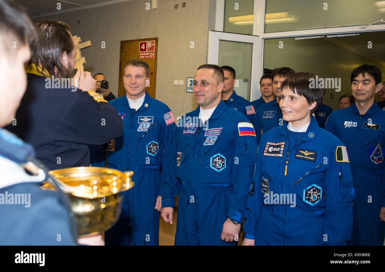 Expedition 42 Flugingenieur Terry Virts der NASA, links, Sojus-Kommandant Anton Shkaplerov der russischen Federal Space Agency (Roskosmos), Zentrum und Flugingenieur Samantha Cristoforetti der Europäischen Space Agency (ESA), rechts, erhalten der traditionelle Segnung von ein russisch-orthodoxer Priester im Kosmonauten Hotel vor ihrer Markteinführung auf der Sojus-Rakete zur International Space Station (ISS), Sonntag , 23. November 2014, in Baikonur, Kasachstan. Virts, Shkaplerov und Cristoforetti verbringen die nächsten fünfeinhalb Monate Leben und arbeiten an Bord der ISS. Bildnachweis: (NASA/Aubrey Gemign Stockfoto