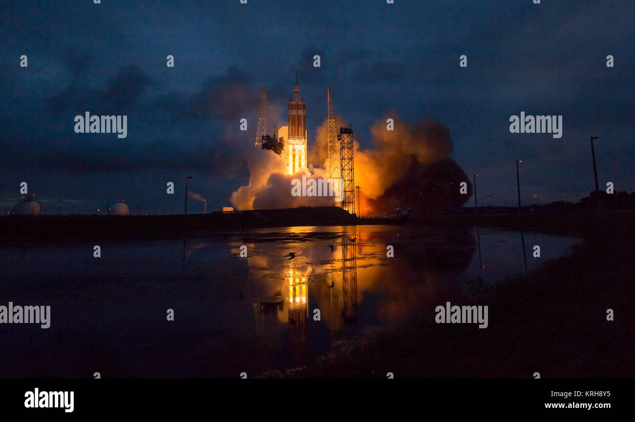 Die United Launch Alliance Delta IV Heavy Rakete mit der NASA-Raumsonde Orion montiert auf, hebt ab von Cape Canaveral Air Force Station Raum Komplex 37 Start um 7:05 Uhr EST, Freitag, Dezember 5, 2014, in Florida. Die Orion Satellit umkreist die Erde zweimal und erreicht eine Höhe von ungefähr 3.600 Meilen über der Erde vor der Landung in den Pazifischen Ozean. Niemand war an Bord der Orion für diesen Flug testen, aber die Raumsonde ist für uns ein zu einer Reise zu Zielen noch nie von Menschen besucht, darunter ein Asteroid und Mars zu ermöglichen. Photo Credit: (NASA/Bill Ingalls) Delta IV-H Start mit E Stockfoto