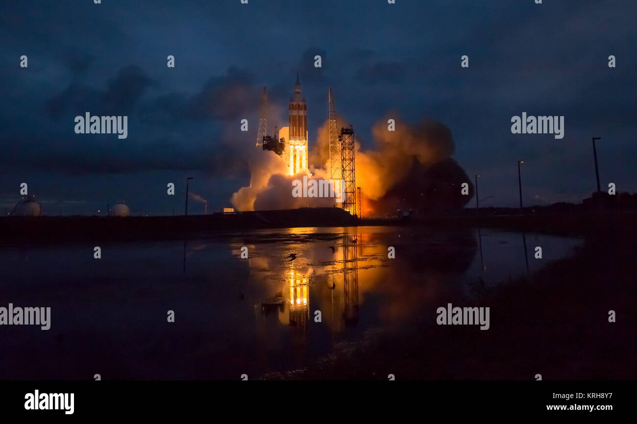Die United Launch Alliance Delta IV Heavy Rakete mit der NASA-Raumsonde Orion montiert auf, hebt ab von Cape Canaveral Air Force Station Raum Komplex 37 Start um 7:05 Uhr EST, Freitag, Dezember 5, 2014, in Florida. Die Orion Satellit umkreist die Erde zweimal und erreicht eine Höhe von ungefähr 3.600 Meilen über der Erde vor der Landung in den Pazifischen Ozean. Niemand war an Bord der Orion für diesen Flug testen, aber die Raumsonde ist für uns ein zu einer Reise zu Zielen noch nie von Menschen besucht, darunter ein Asteroid und Mars zu ermöglichen. Photo Credit: (NASA/Bill Ingalls) Orion Exploration Flug Stockfoto
