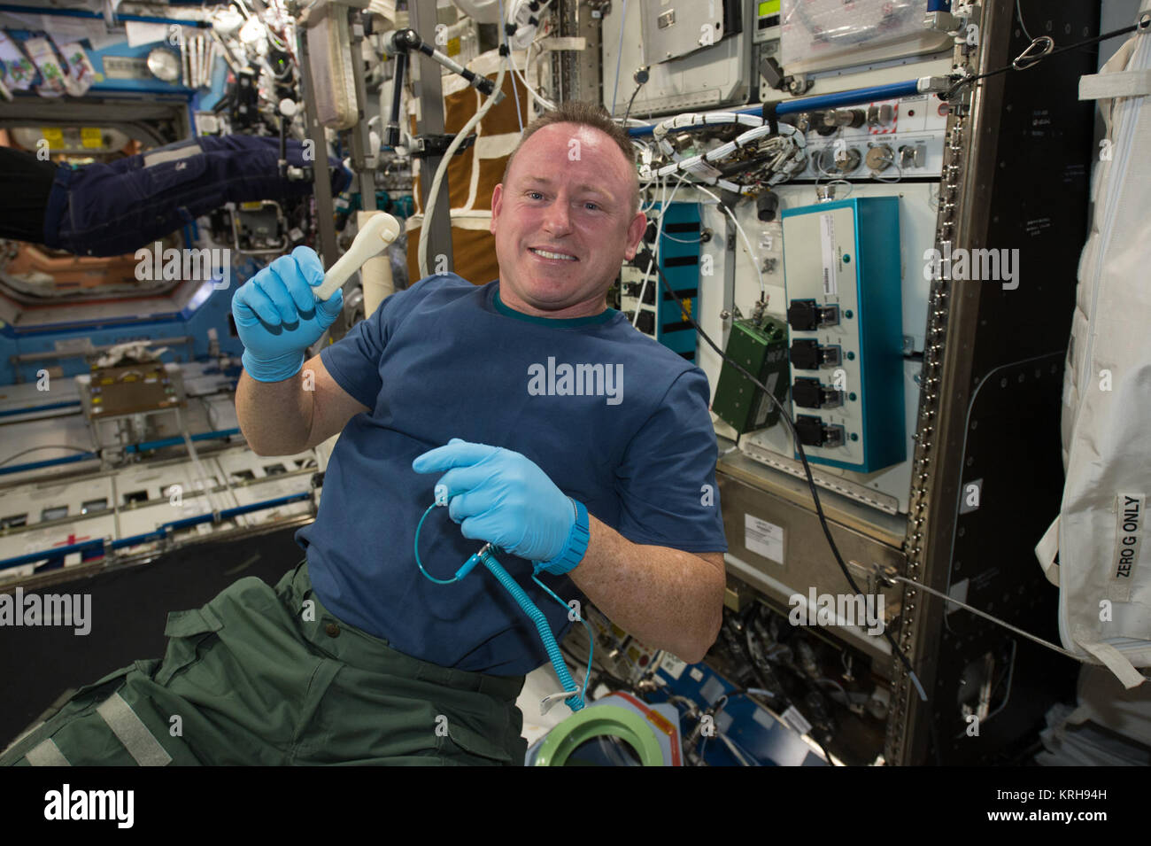 ISS-42 Barry Wilmore hält eine 3-D-knarrenschlüssel in der Schicksal lab gedruckt Stockfoto