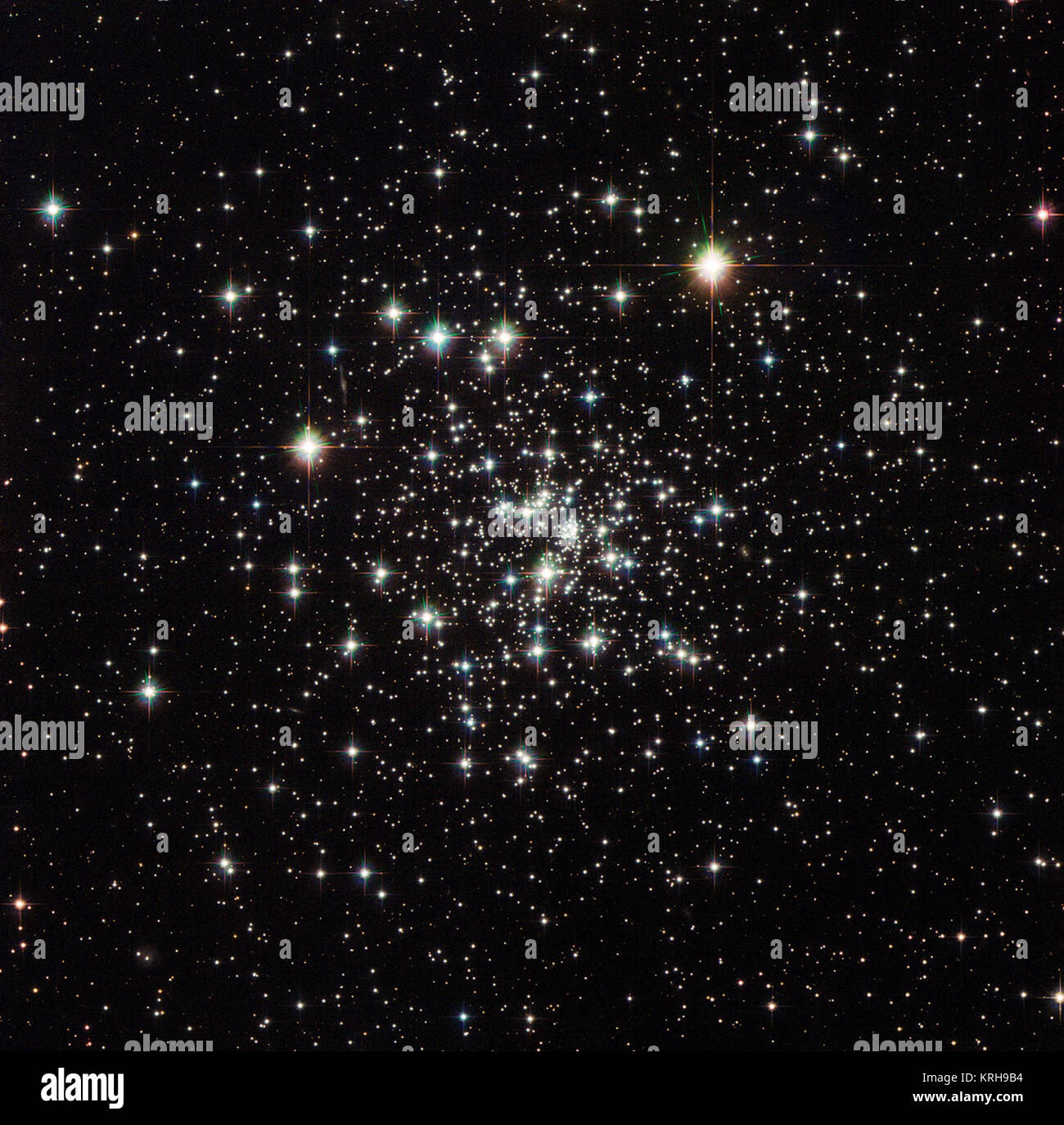 Dieses Bild fängt die atemberaubende NGC 6535, ein kugelsternhaufen 22 000 Lichtjahre entfernt im Sternbild Serpens (Die Schlange), dass die Maßnahmen eine Licht-Jahr. Kugelsternhaufen sind eng verknüpften Gruppen von Sternen, die Orbit Galaxien. Die große Masse in der Reichen stellar Zentrum der Kugelsternhaufen zieht die Sterne nach innen ein Ball der Sterne zu bilden. Das Wort globulus, aus denen diese Cluster ihre Namen, ist Lateinisch für kleine Kugel. Kugelsternhaufen sind in der Regel sehr alten Objekten um die gleiche Zeit wie Ihre Heimatgalaxie gebildet. Bisher sind keine neuen Star Formationen beobachtet worden. Stockfoto